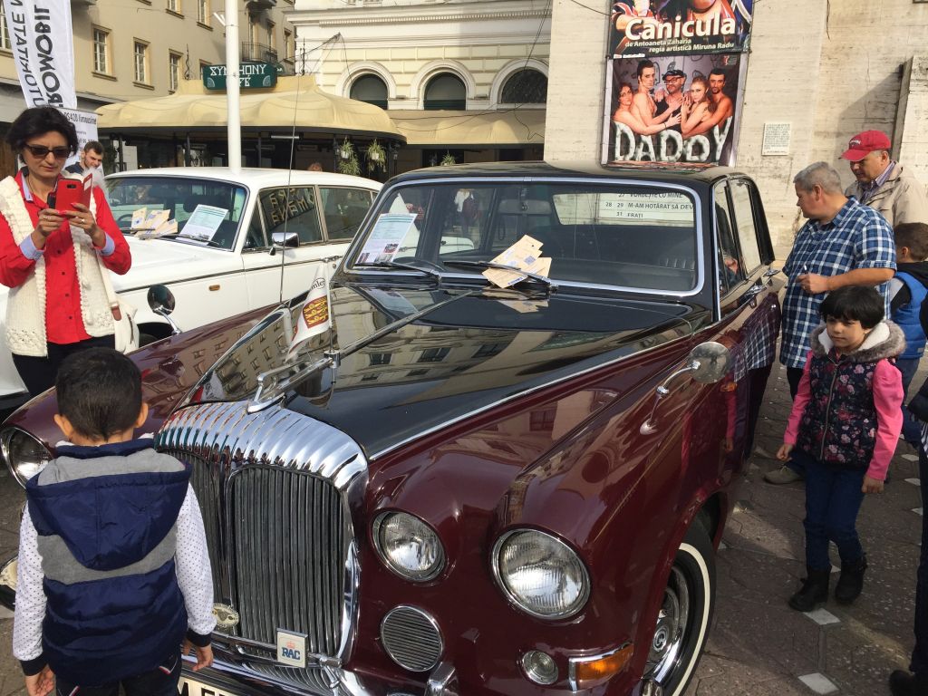 Mașina folosită de Robert Redford în filmul Havana, la Timișoara. E o replică, dar bijuteria a făcut furori printre iubitorii de mașini de epocă