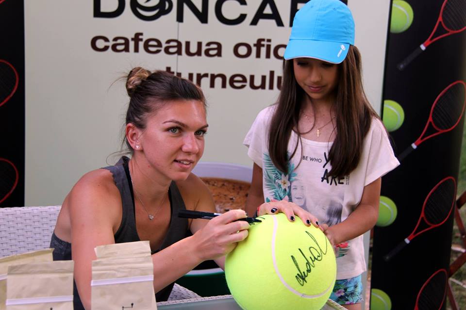 Simona Halep a dat autografe la BRD Bucharest Open GALERIE FOTO