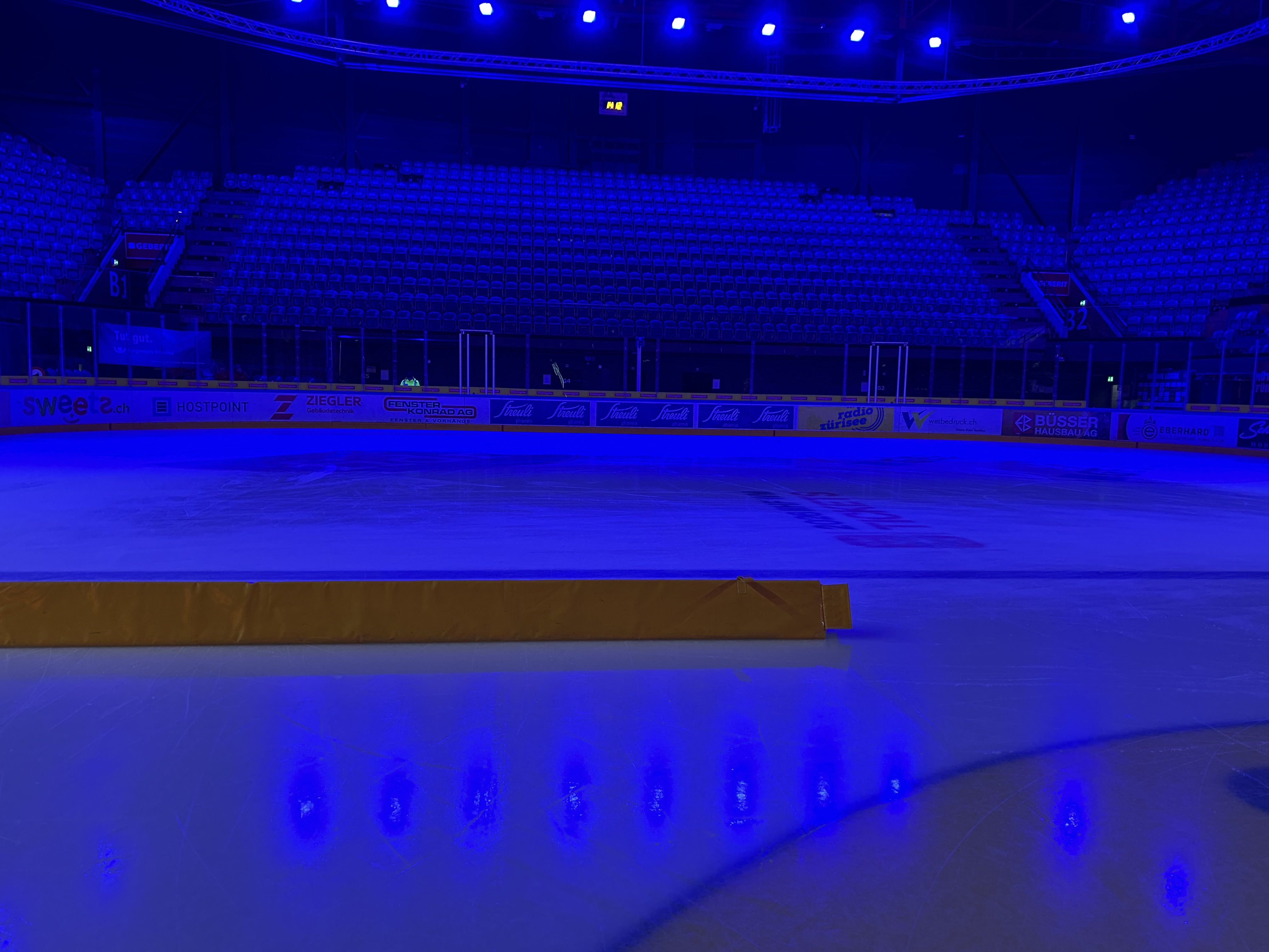 Cum am petrecut de ziua hocheiului elvețian pe gheața patinoarului din Rapperswil alături de 300 de copii: „Hop, Rappi!”