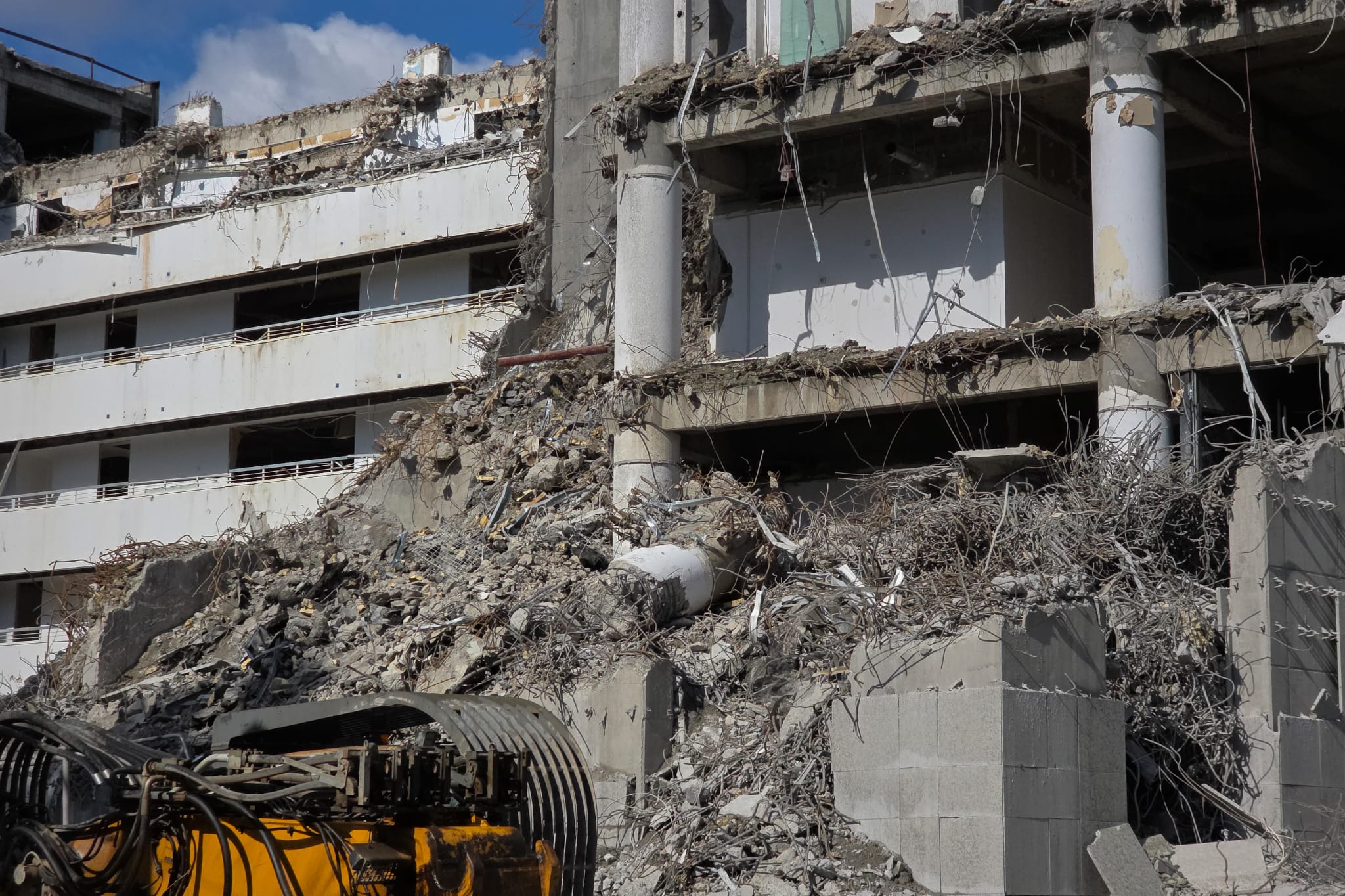 Sediul BCR din Calea Victoriei, fost Bancorex, nu a putut fi demolat nici după o lună. Clădirea a fost construită în anii ’90