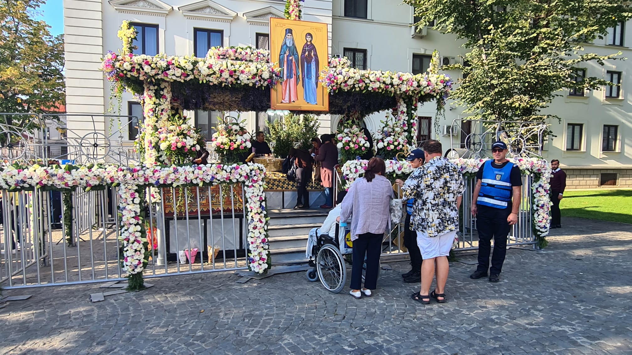 Teama de război a intrat în rugăciunile pelerinilor de la Sfânta Parascheva. „Să ne ferească Sfânta de toți cei răi!”