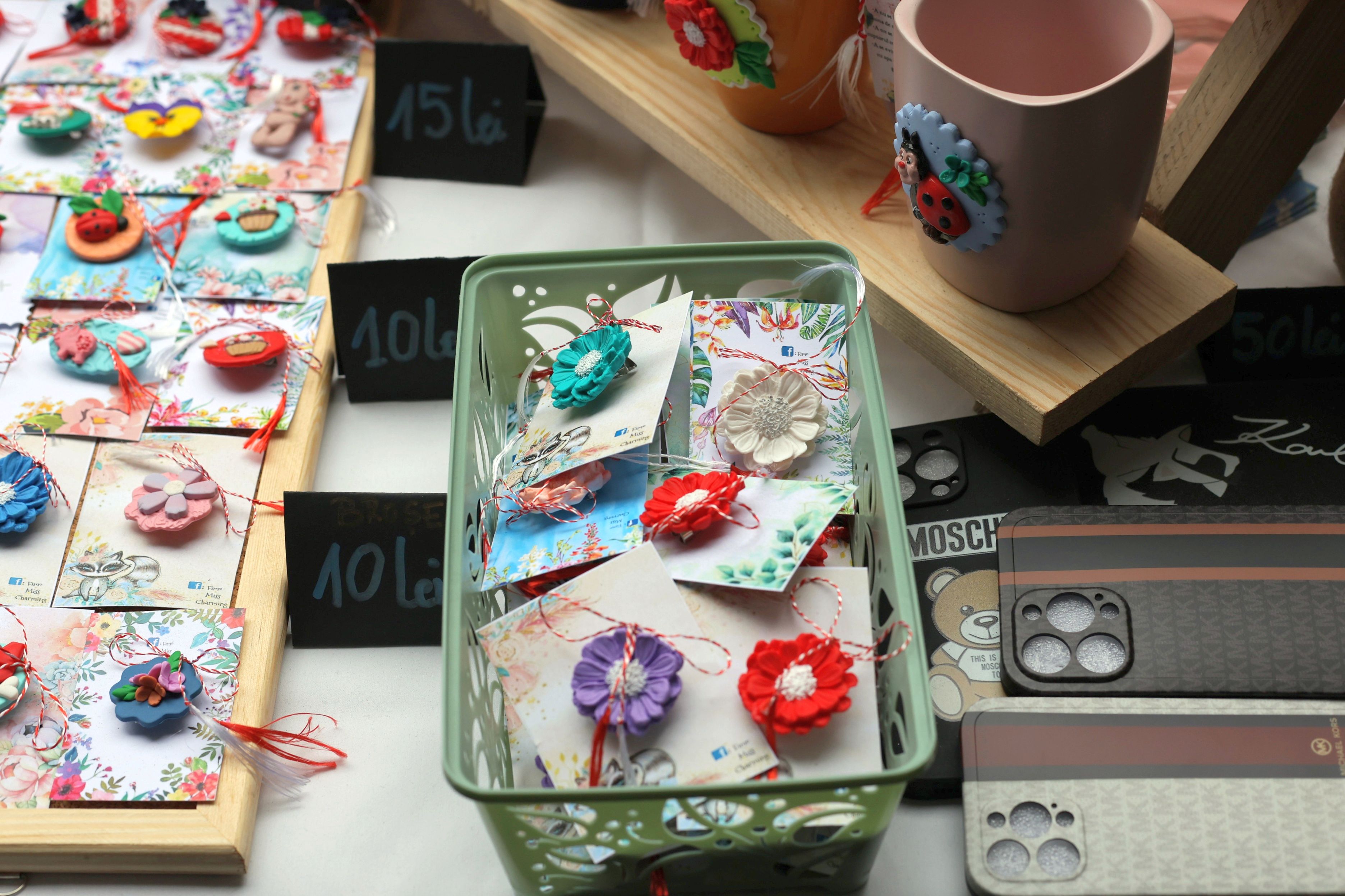 Vizită prin târgurile de mărțișoarele handmade din București. „Toată vara lucrez pentru a aduce zâmbete în luna martie”