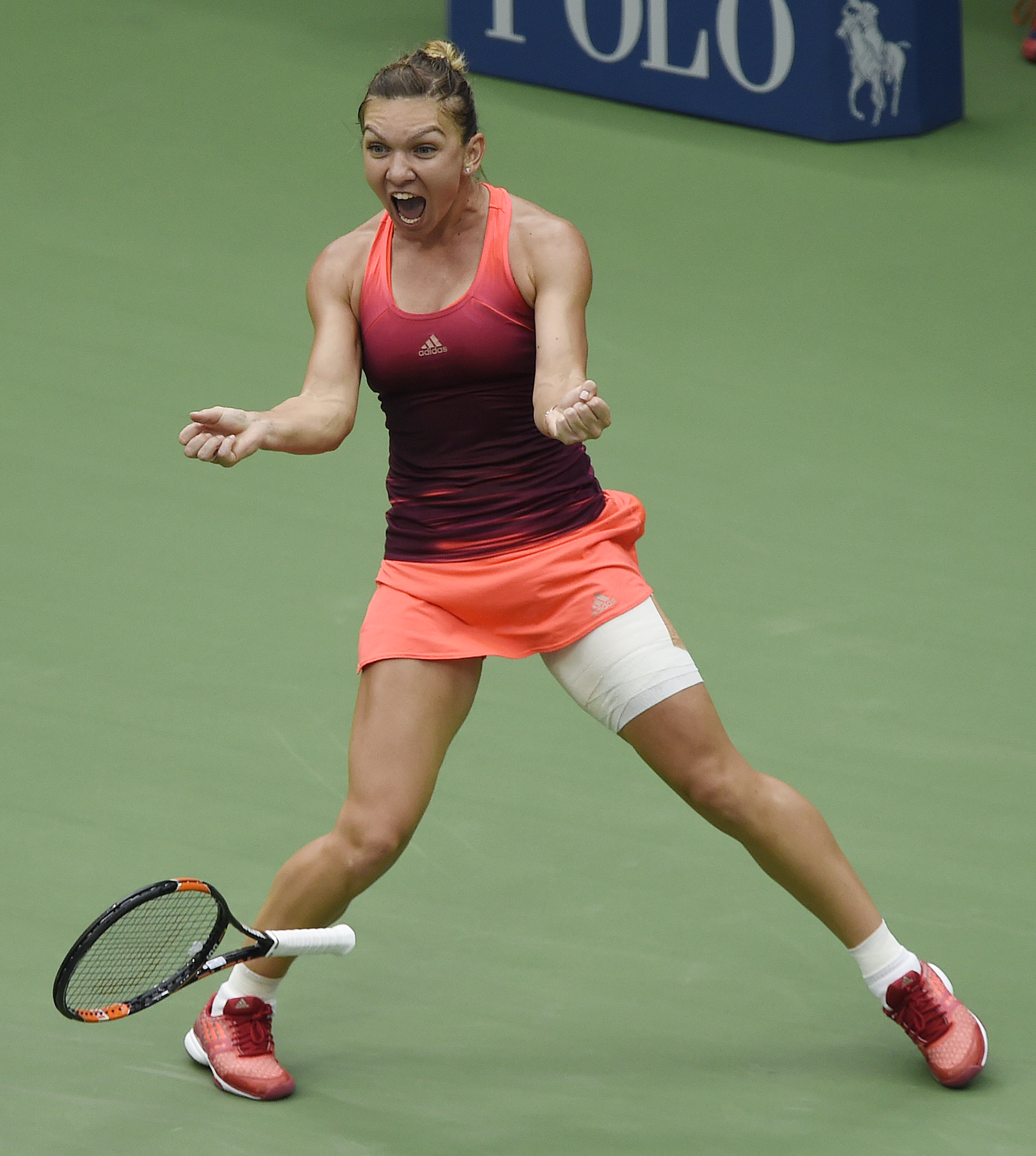 Superperformanţă realizată de Simona Halep, care a învins-o pe Victoria Azarenka, în trei seturi, şi s-a calificat în semifinalele de la US Open. Românca a condus ostilităţile în primul set, l-a cedat pe cel secund, dar a fost formidabilă în decisiv. Meciul a fost întrerupt o oră în ultimul act din cauza ploii. Simona a egalat performanţa Irinei Spârlea din 1997 / LIVE BLOG & SUPERGALERIE FOTO