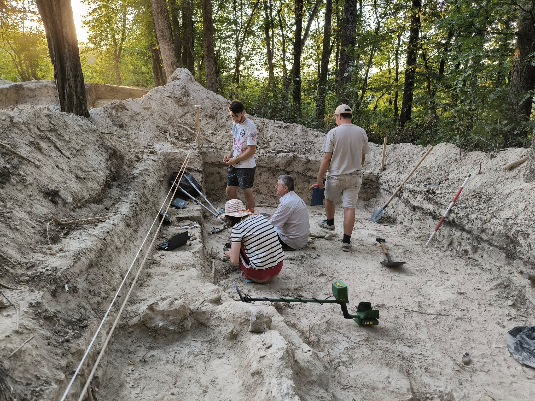 Arheologii au descoperit un mormânt de copil dac la Ocnița - Buridava. „Este depus într-o groapă săpată în stâncă”