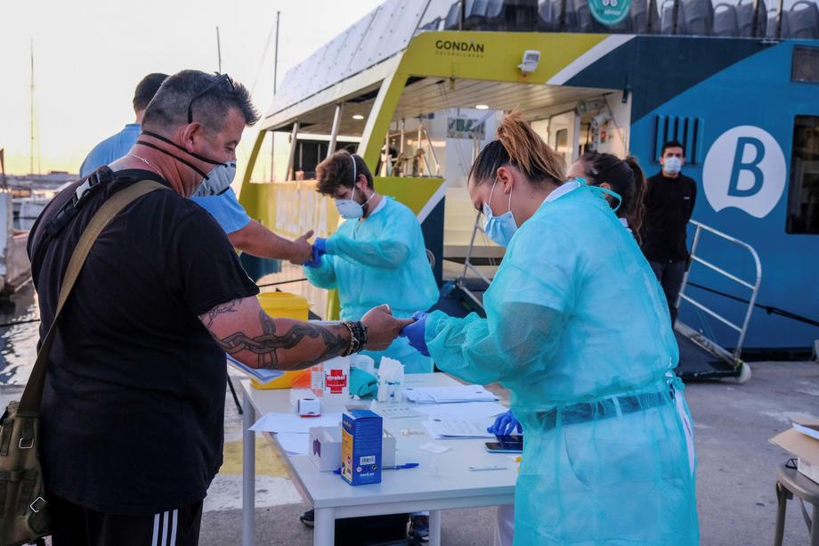 Insula Formentera a fost redeschisă azi. Pasagerii, testați pentru virus înainte de îmbarcare