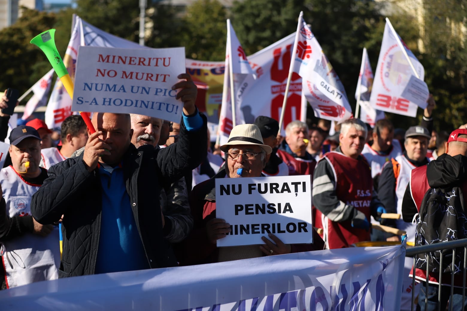 Minerii protestează în Piața Victoriei după modificările din noua lege a pensiilor