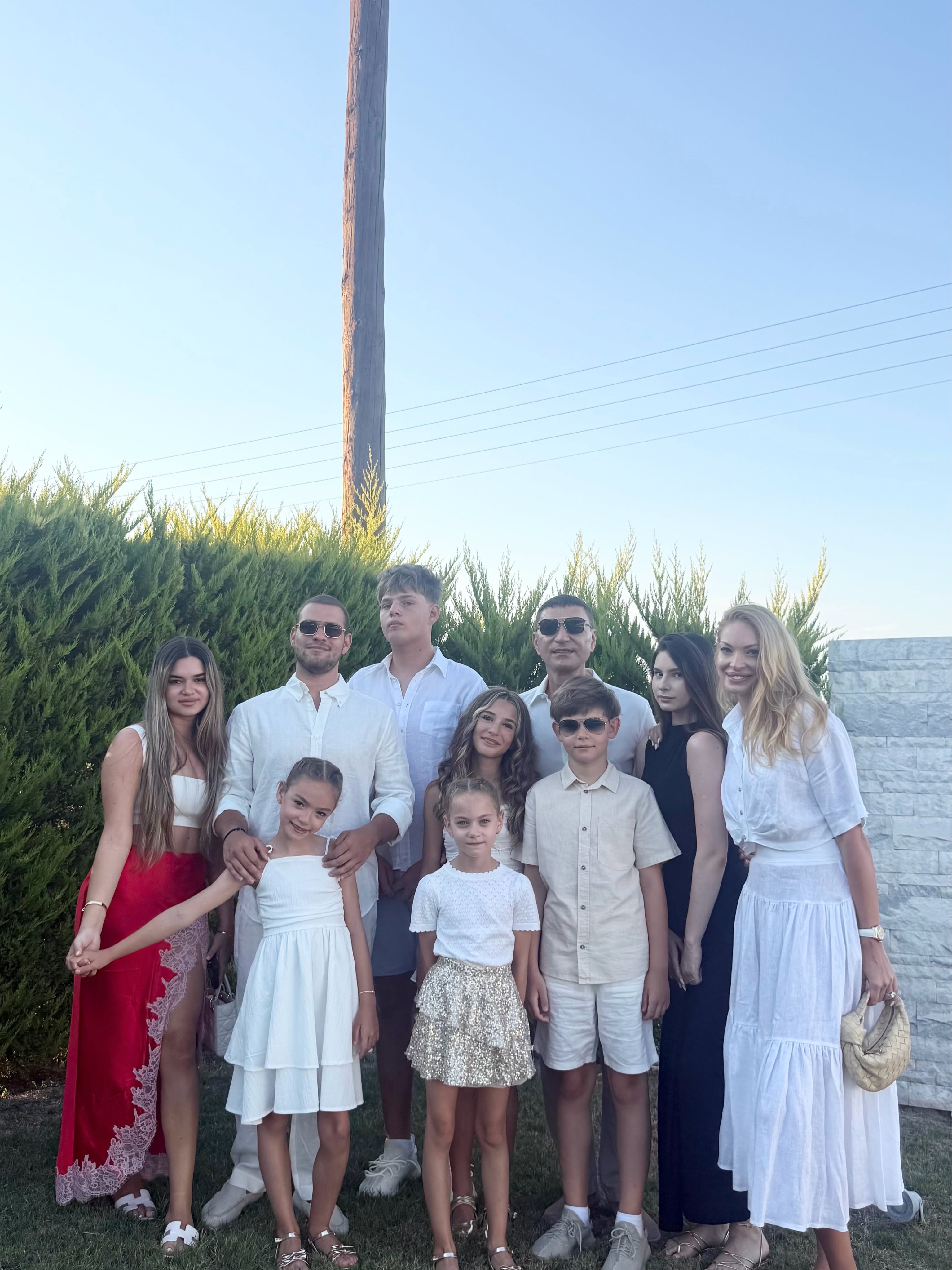 Imagini rare cu cei nouă copii ai lui Cristi Borcea. Valentina Pelinel, mesaj emoționant despre familia numeroasă