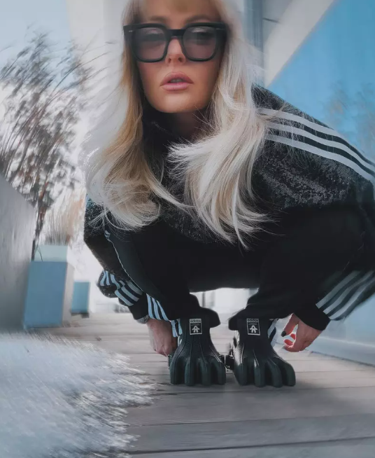 Cum a apărut Delia pe terasa casei sale. Artista și-a etalat perechea de adidași care au costat-o peste 6.000 de lei