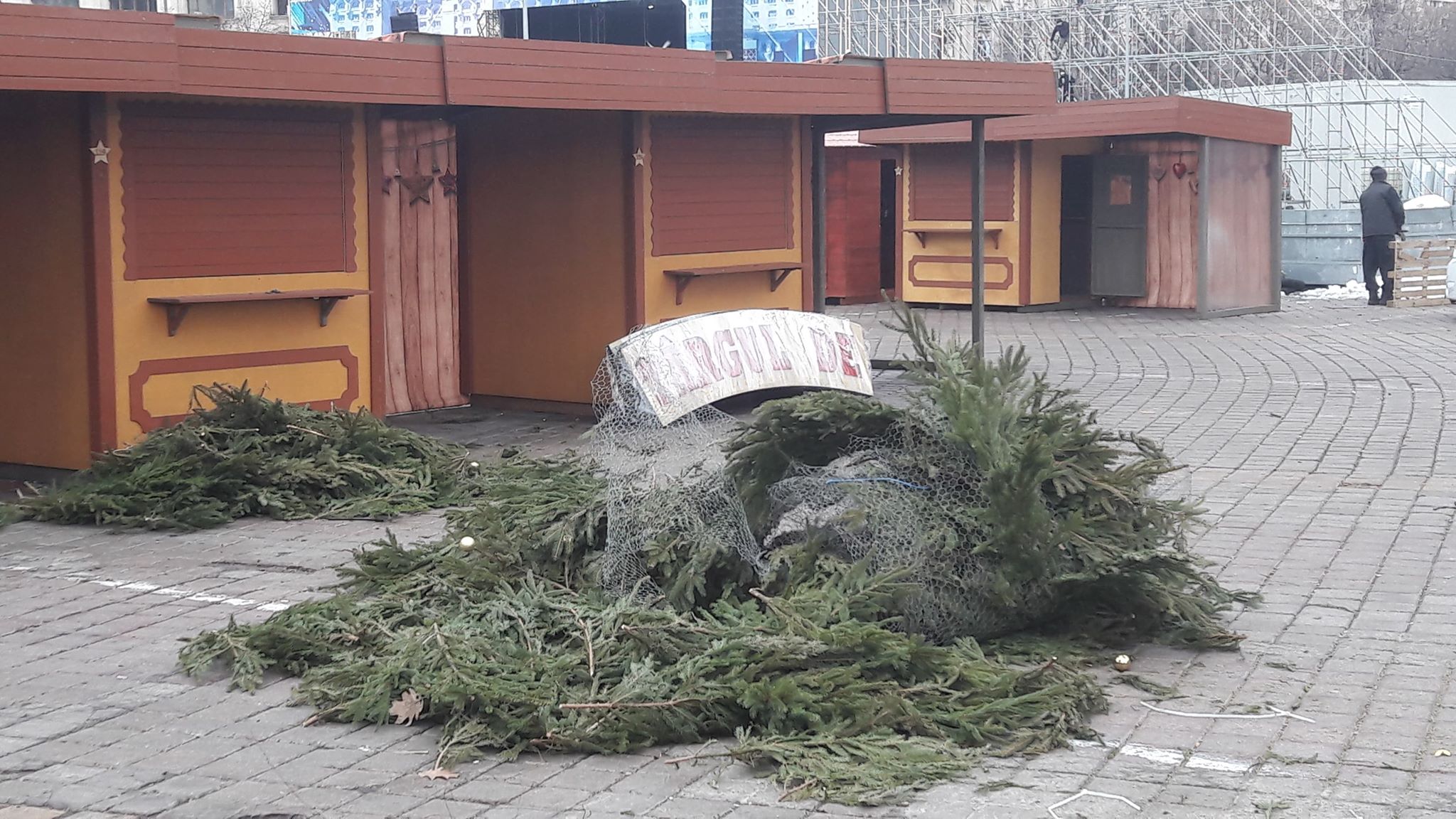 GALERIE FOTO / După Târgul de Crăciun din Piața Constituției, urmează pregătirile pentru Revelion Centenar 2019