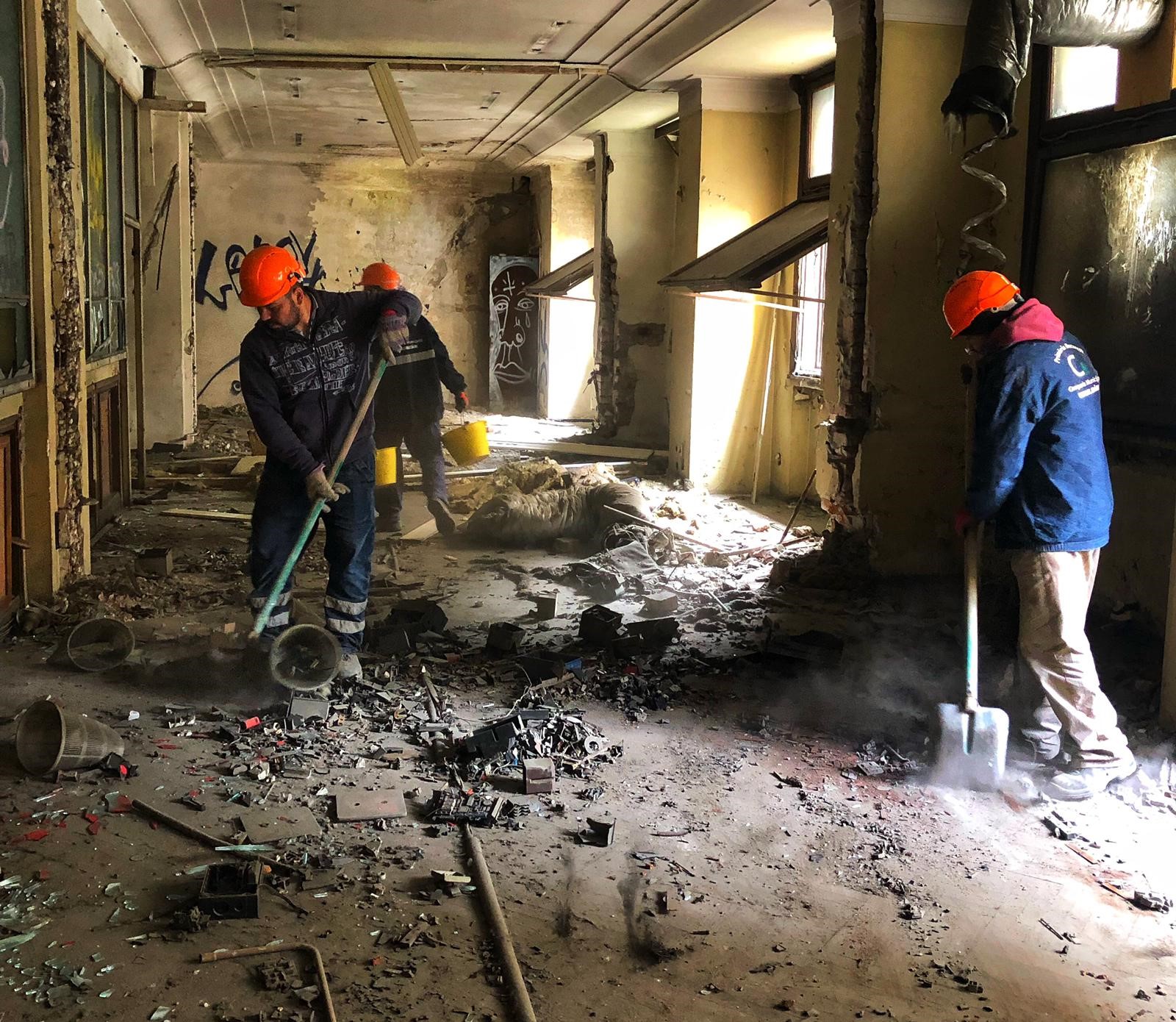 Blocul Rosenthal de pe Calea Victoriei intră în reparații. Fostul sediu al Băncii de Comerț Exterior, lăsat în paragină în ultimii 20 de ani / FOTO