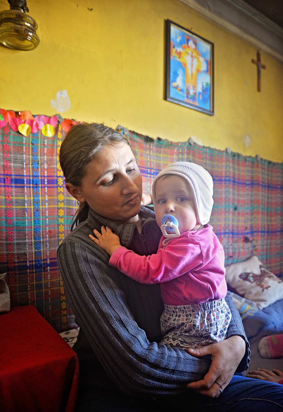 8 oameni și două pisici care locuiesc în 50 mp și-au petrecut sărbătorile în întuneric. Familia pentru care firele de curent electric sunt la doi pași, dar totuși prea departe