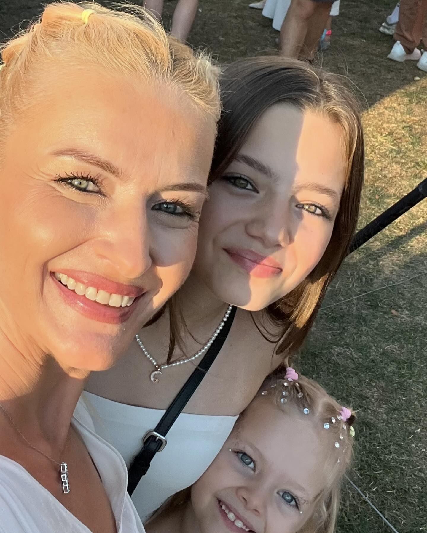 Imagini adorabile cu fetițele lui Mihai Petre și ale Elwirei. Cât de mult au crescut Catinca și Ariana
