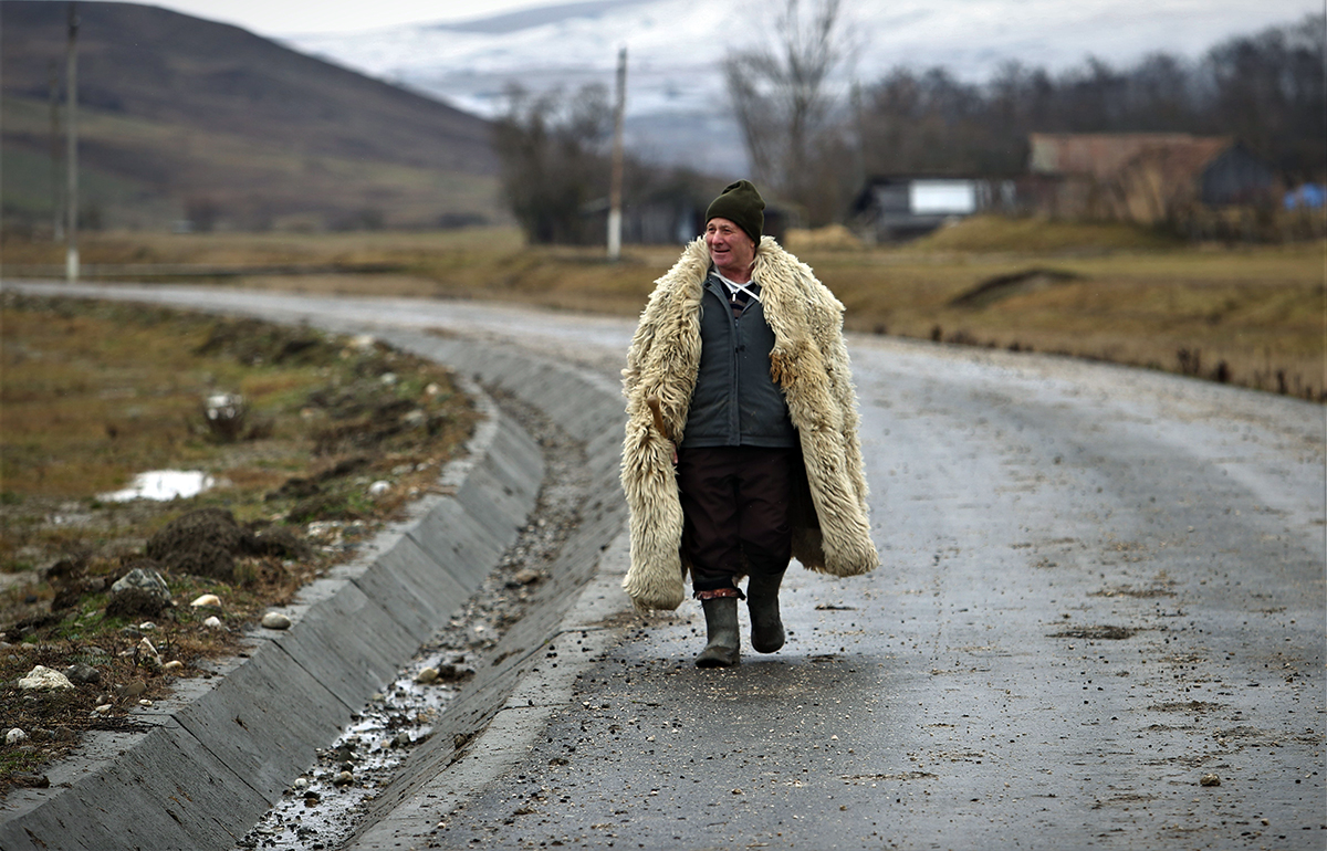 REPORTAJ. Visul de renaștere într-un sat depopulat din Alba, unde se va ridica un complex balnear: „De 50 de ani n-au mai fost aici. Acuma, c-o văzut că se reabilitează, îşi caută locurile”
