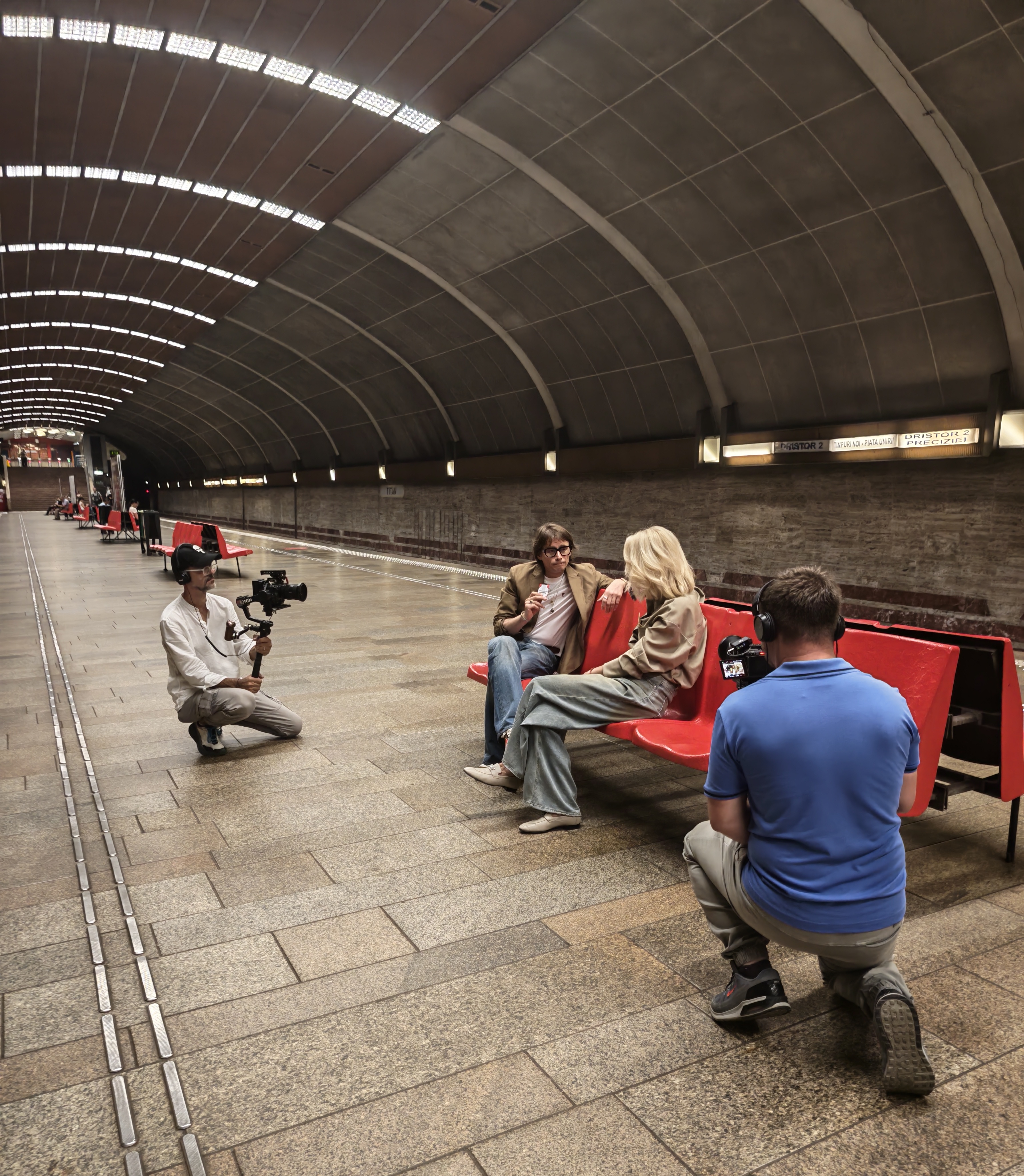 Alessandra Stoicescu, gazda primului podcast filmat în metrou. Actorul Marius Manole este invitatul ei