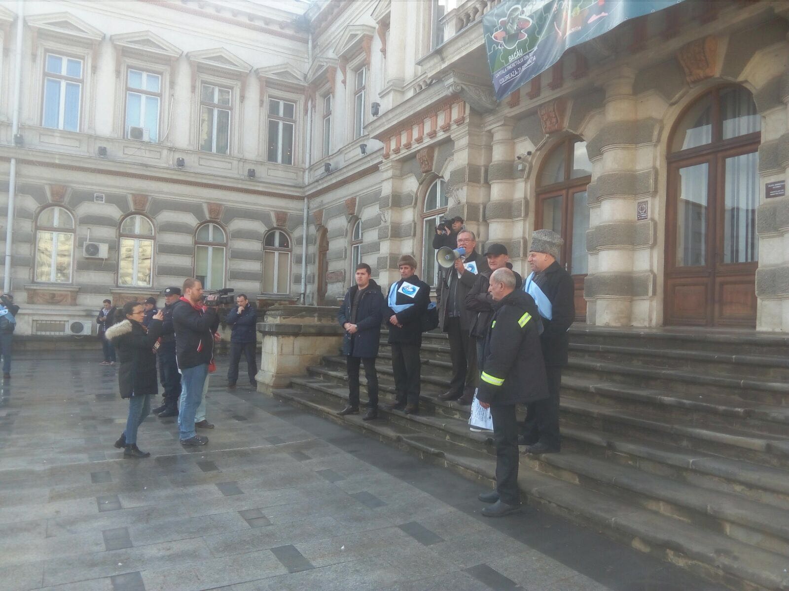 Marș de protest al angajaților de la serviciile de gospodărire a apelor din șapte județe| VIDEO&FOTO