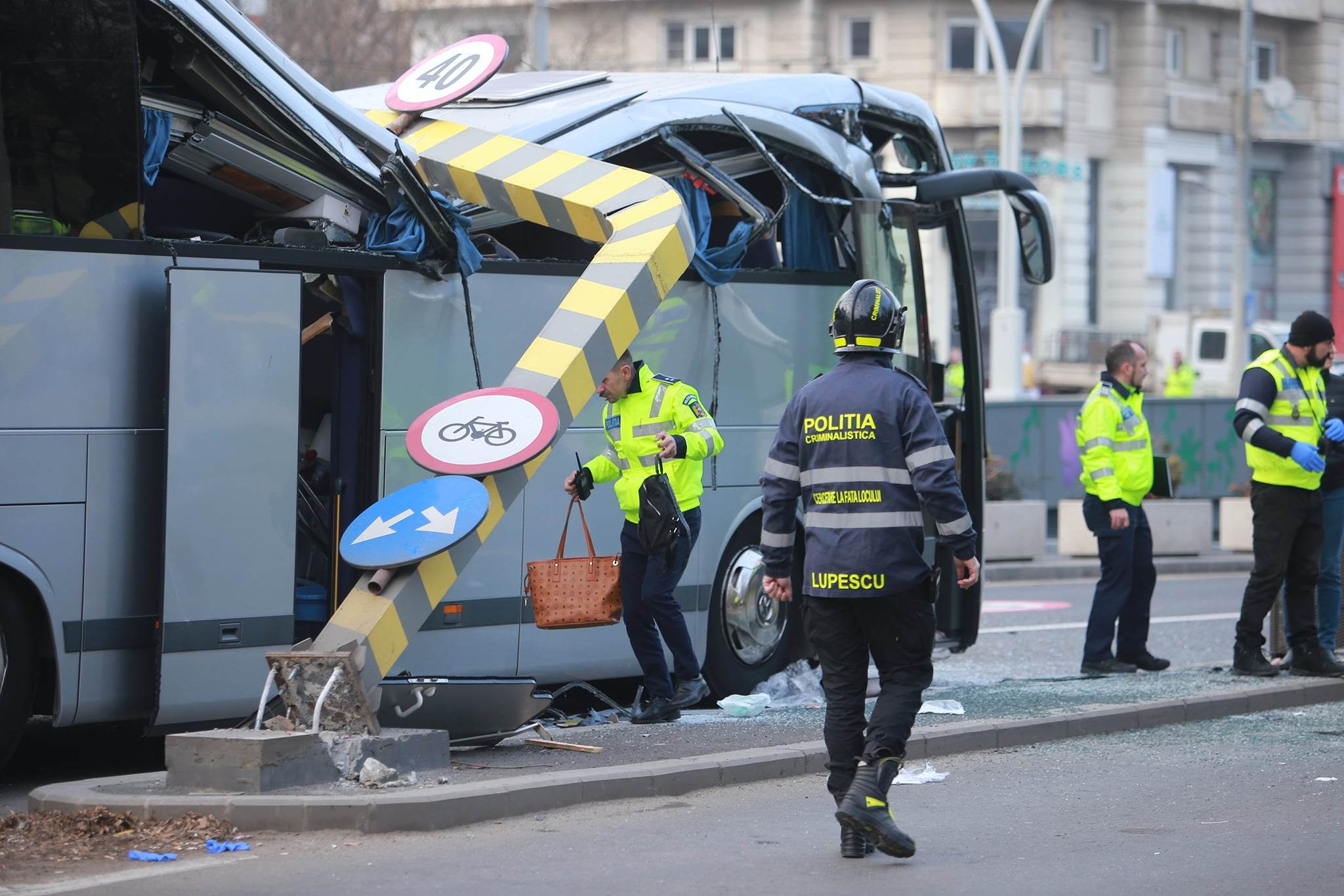 Impact violent la intrarea în Pasajul Unirii. Un mort și 24 de răniți, după ce un autocar cu turiști a intrat în limitatorul de înălțime
