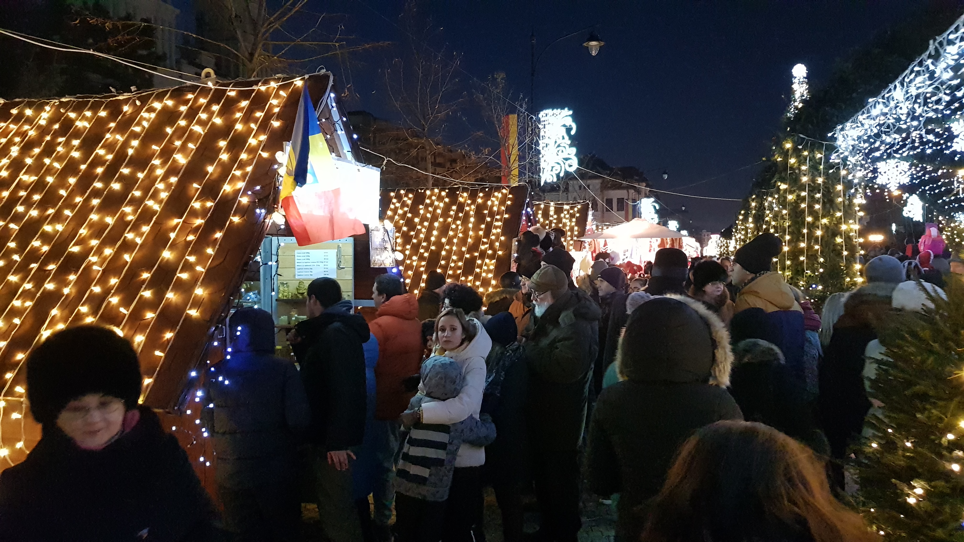 VIDEO&FOTO/ Sute de mii de luminițe multicolore s-au aprins în Iași. S-au deschis și cele două târguri de Crăciun