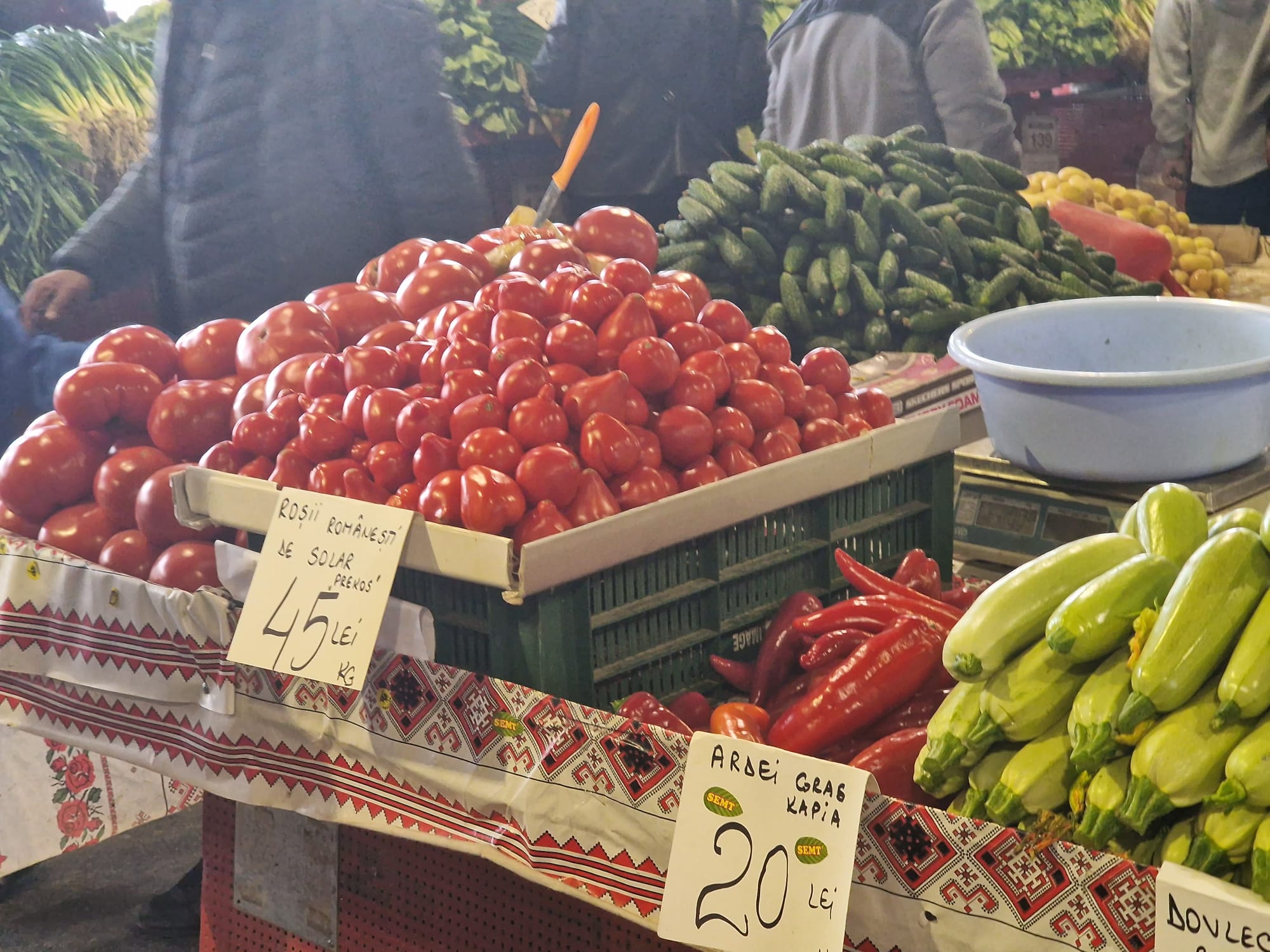 FOTO. Cât costă roșia românească în Piața Obor: bate prețul kilogramului de miel, dar există și o alternativă