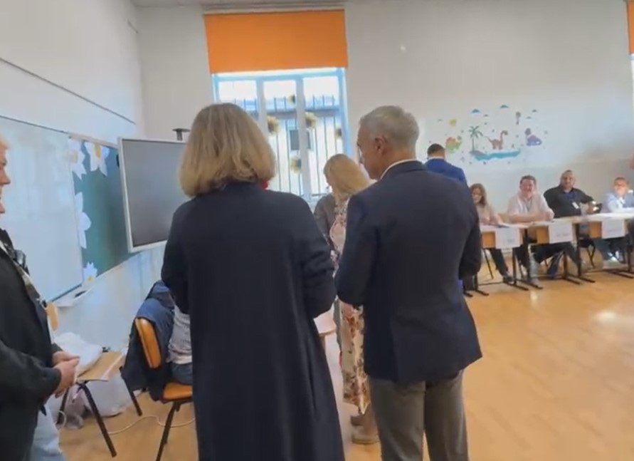Cum a apărut Cristela Georgescu la secția de votare. Detaliul care a atras toată atenția la soția lui Călin Georgescu