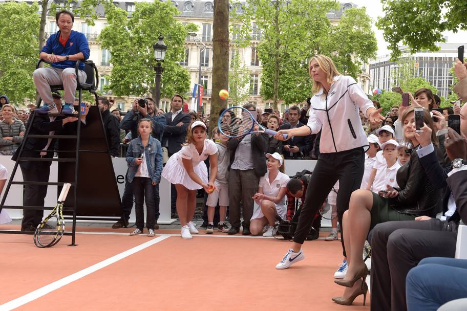 La Paris, rusoaica Maria Sharapova a dat în mintea copiilor / GALERIE FOTO