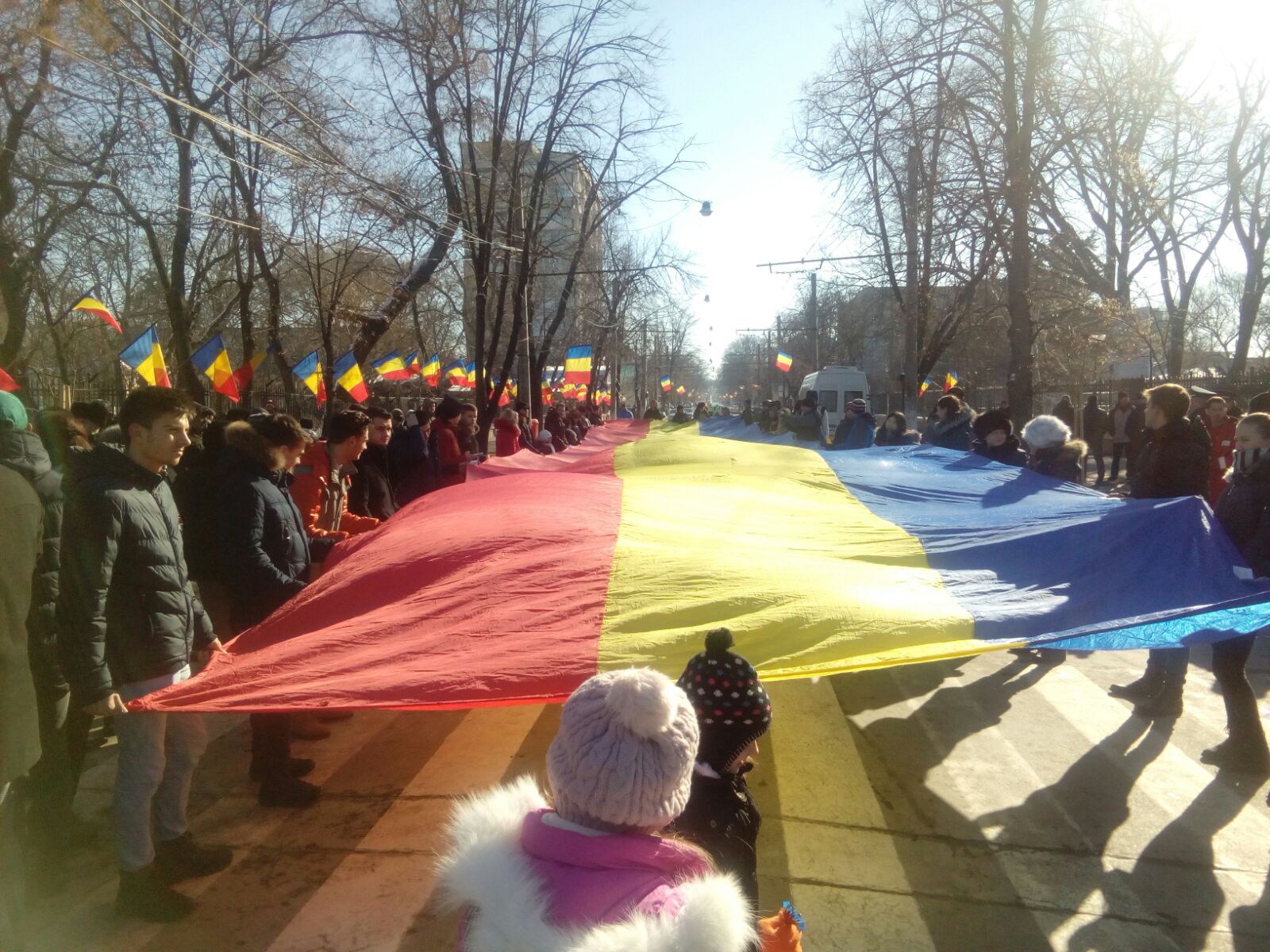 Hora Unirii, la statuia lui Cuza de la Galați: "Toți românii, de la fașă la barbă albă, aici să fie!"| GALERIE FOTO