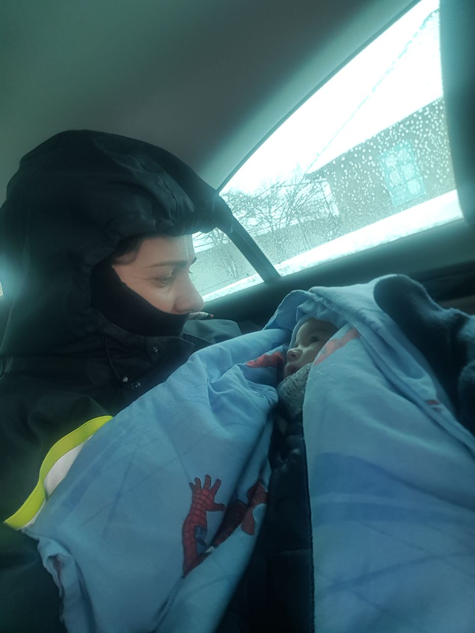 VIDEO/ Pompierii constănțeni au ajutat o femeie cu doi copii bolnavi să ajungă la medic/ GALERIE FOTO