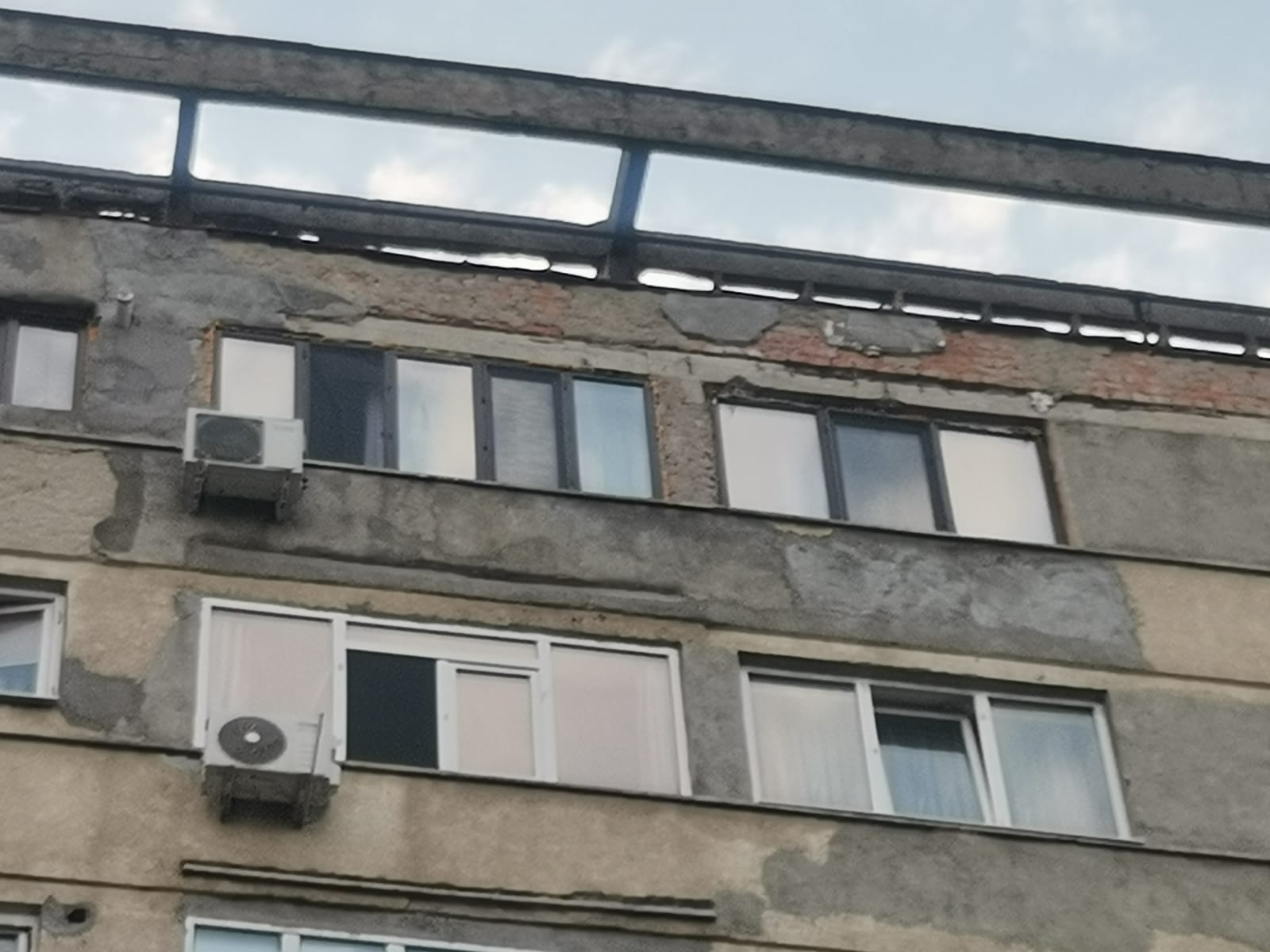 Cade tencuiala de pe blocul „7 Etaje” din Ploiești: „Pericol public”