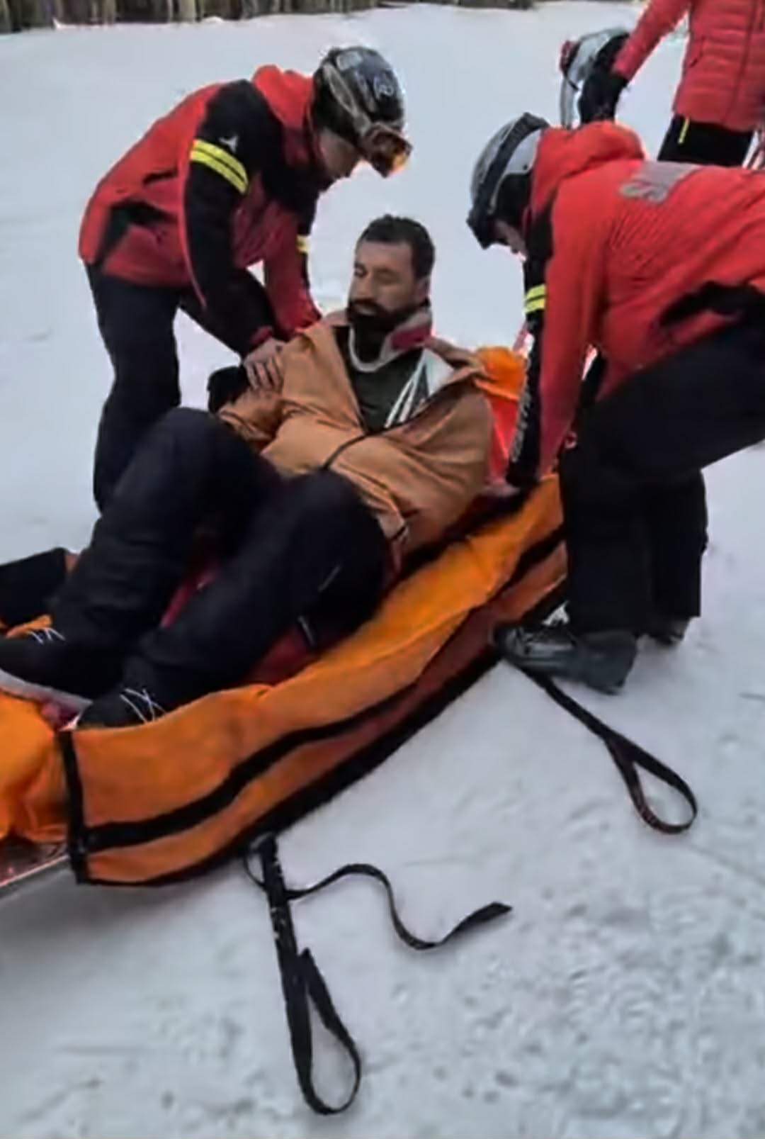 Andrei Stoica, luat cu targa de pe pârtie, după ce s-a accidentat la umăr. Anunțul făcut de sportiv în urmă cu puțin timp. „Nu te grăbi să faci pe profesorul”