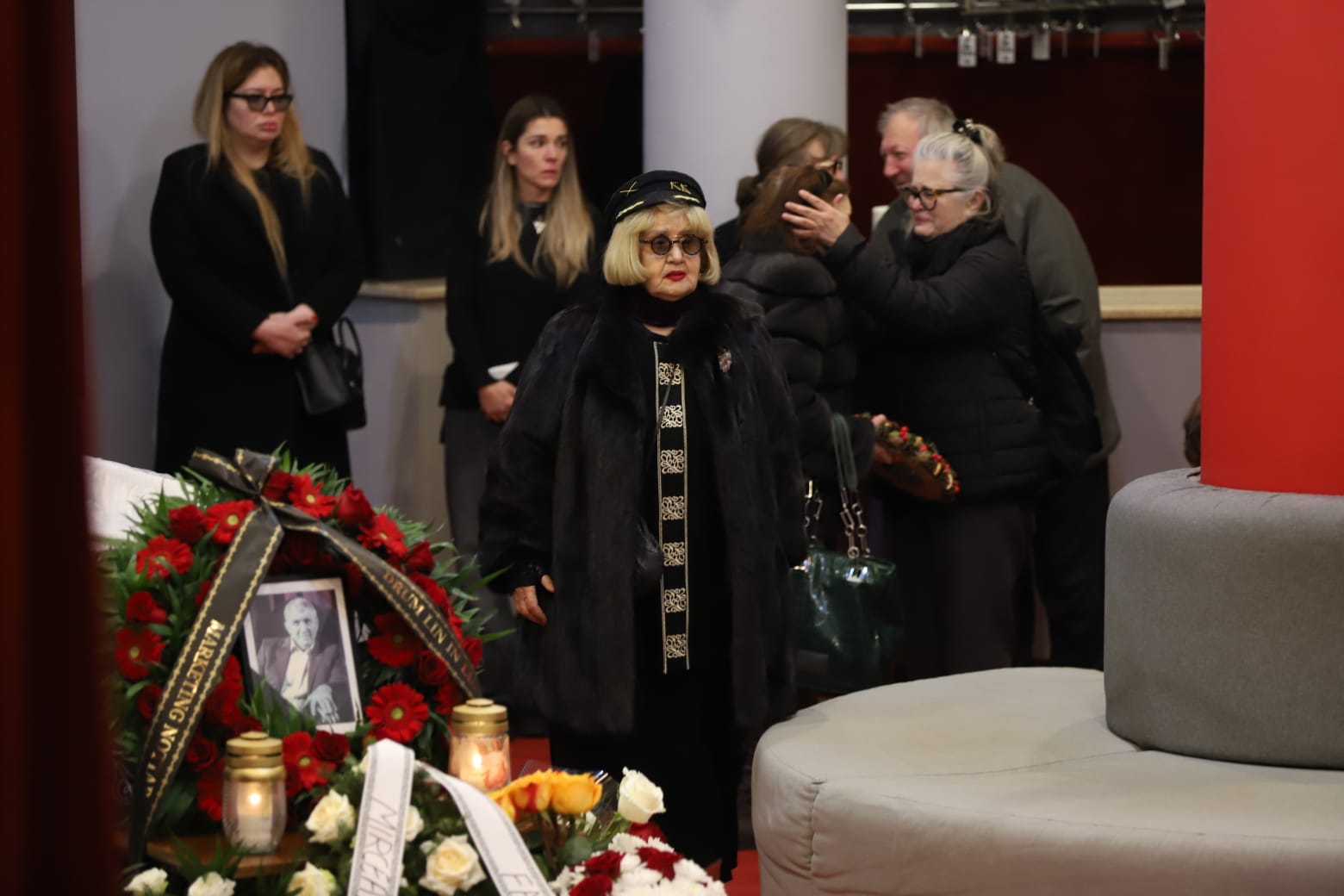 Imagini de la priveghiul lui Mircea Diaconu. Soția și fiica plâng lângă sicriul actorului EXCLUSIV
