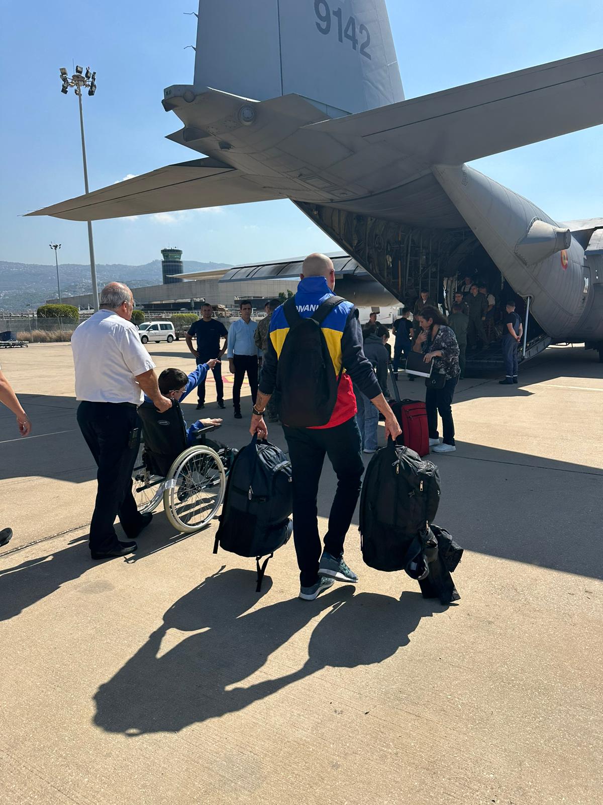 Zeci de români au fost evacuați de urgență din Liban cu un avion Hercules al MApN | VIDEO