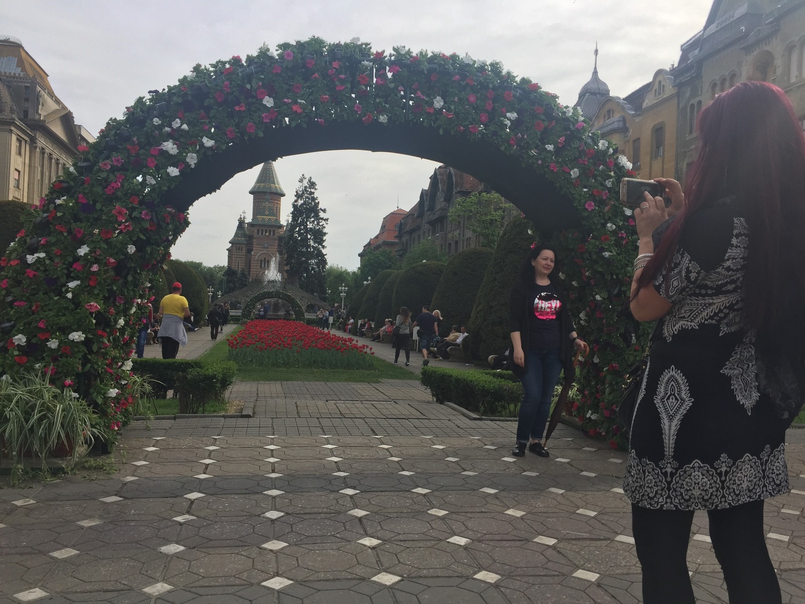 Festivalul florilor umple Timișoara de culoare și miros. În centrul orașului vor defila prințese cu calești (FOTO)