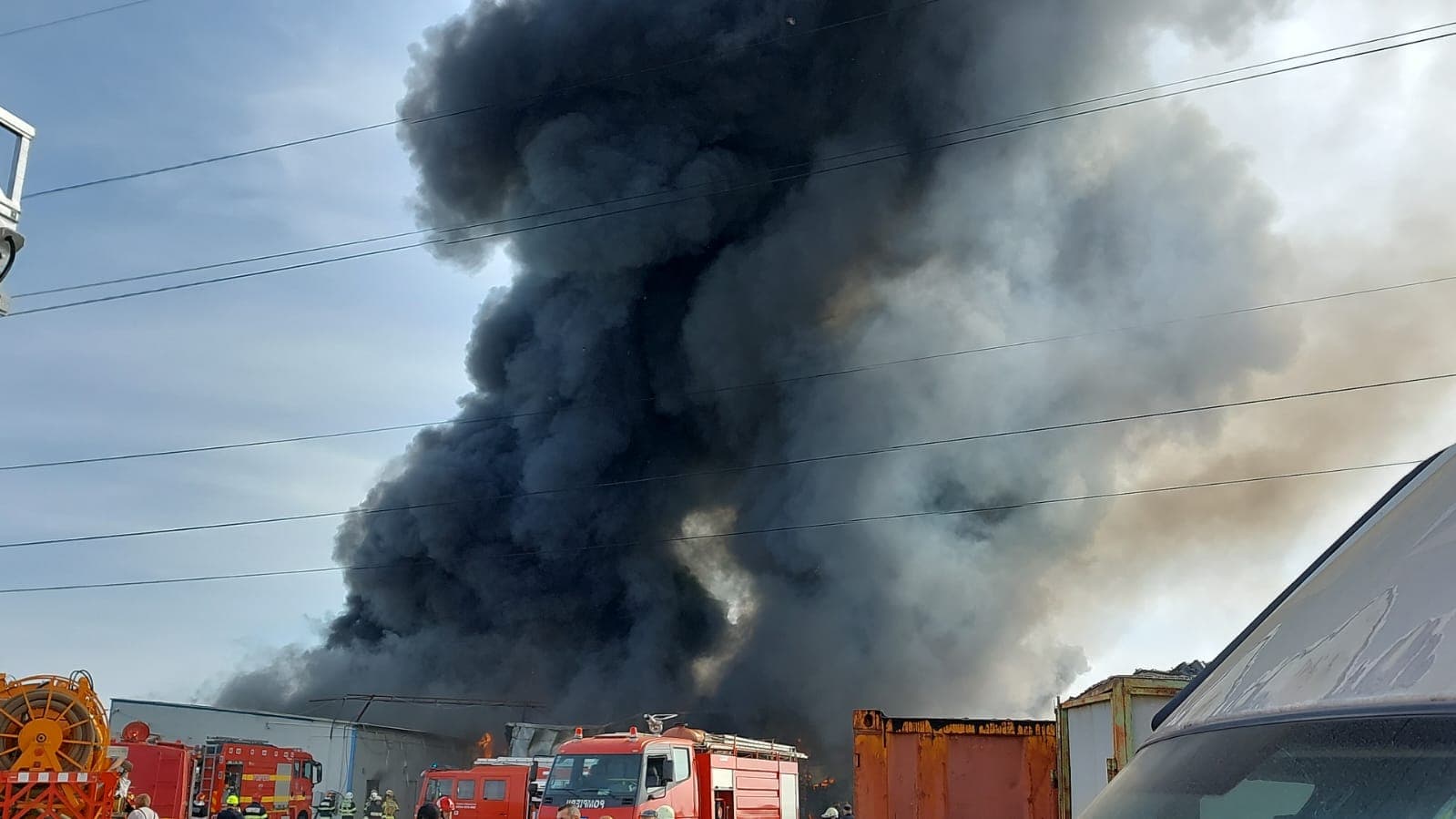 Incendiul din Voluntari, localizat după patru ore. Două hale au fost cuprinse de flăcări, sunt afectați 5.000 mp