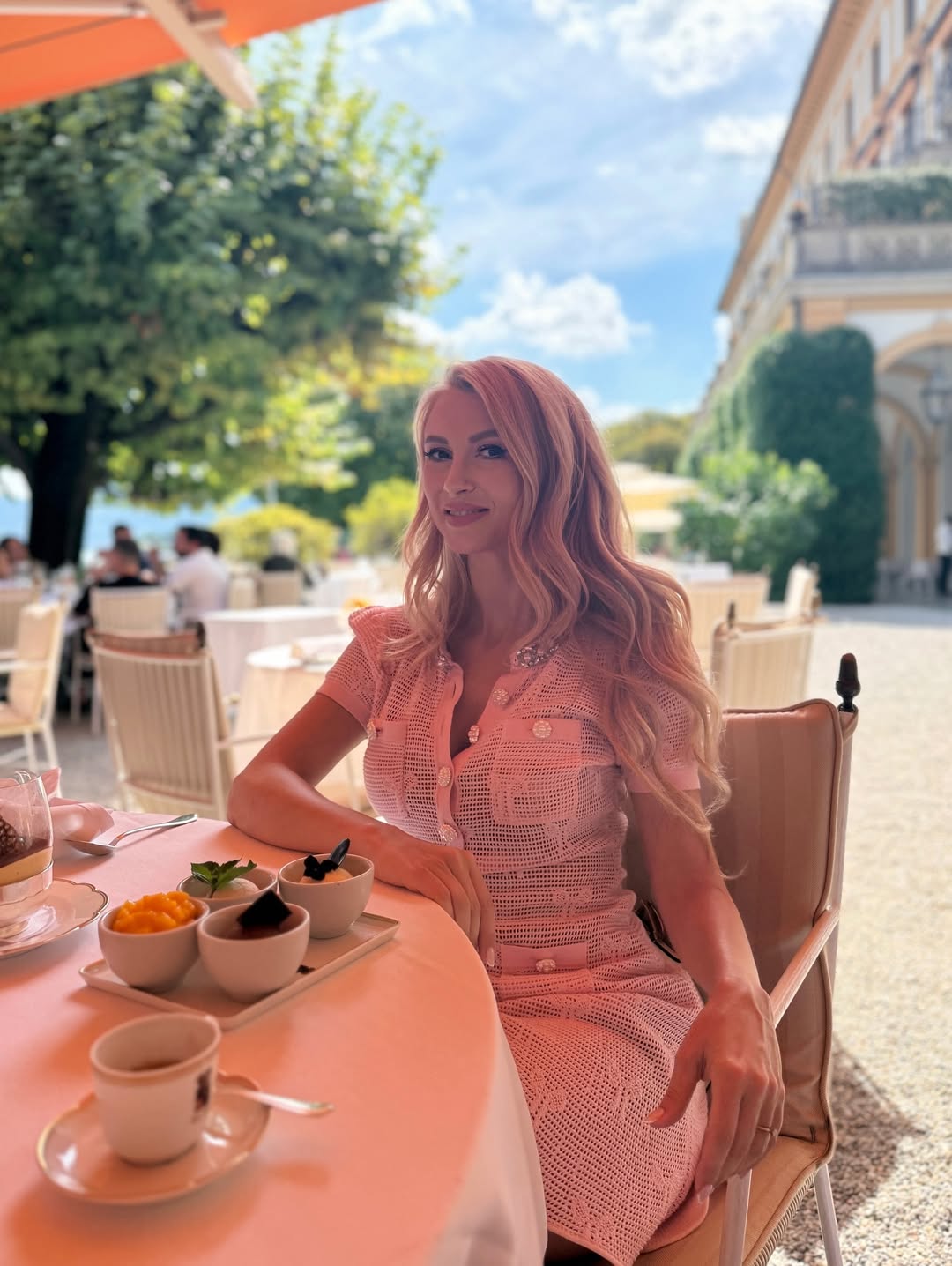 Andreea Bălan, la același restaurant cu George Clooney și Adam Sandler. Artista se află în Italia cu Victor Cornea