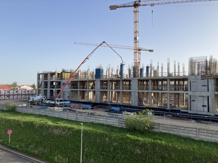 Misterioasa clădire construită de SRI, pe malul Lacului Străulești din Capitală, cu muncitori asiatici. „E o construcție specială. Uitați-vă ce gard mare e aici!”