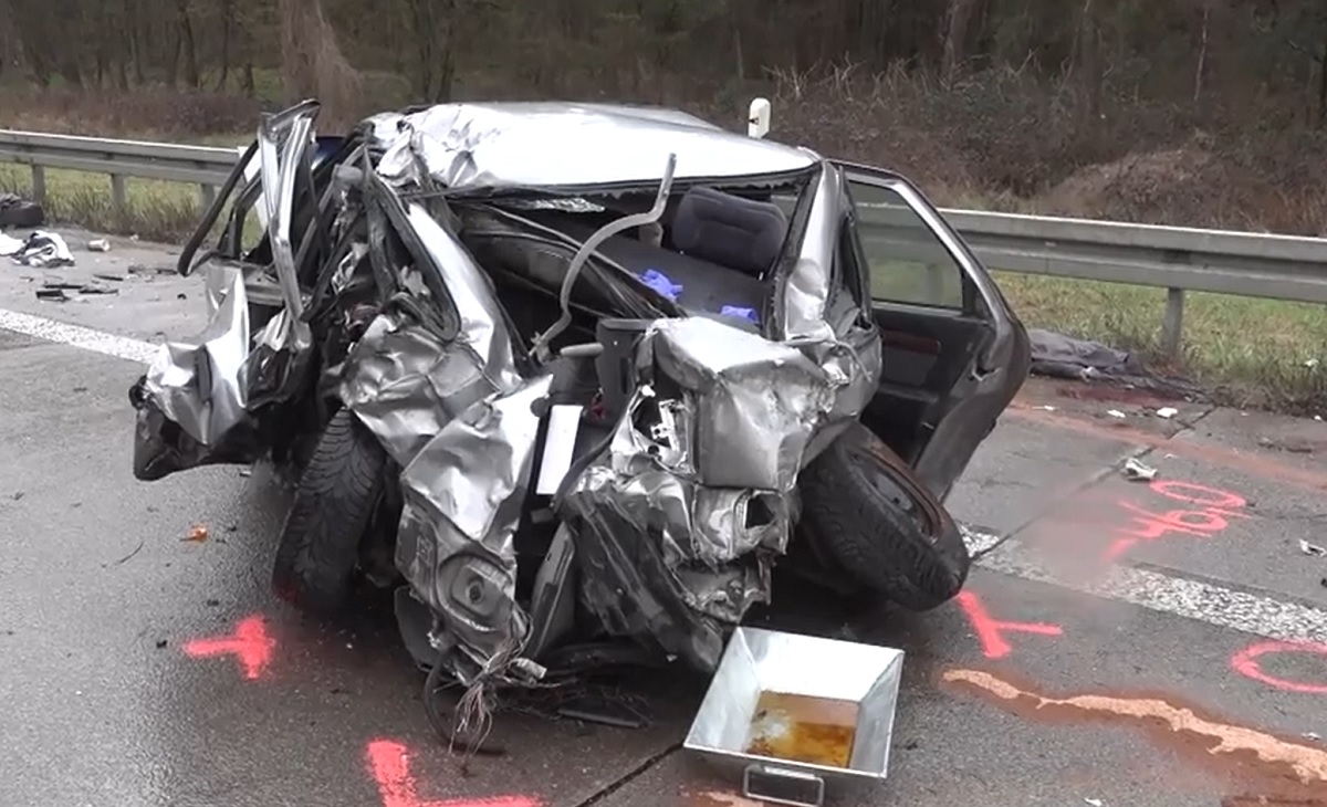 Un camionagiu beat a intrat cu viteză într-un șofer de 77 de ani care schimba o roată spartă pe banda de urgență, pe o autostradă din Germania