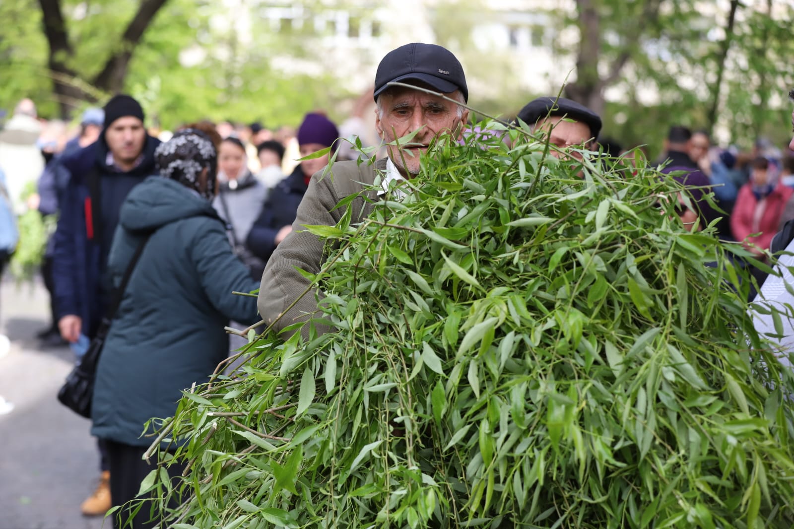 Pelerinaj de Florii, în București: sute de credincioși și preoți participă la procesiune. Cristian Popescu Piedone și fiul său au fost și ei prezenți