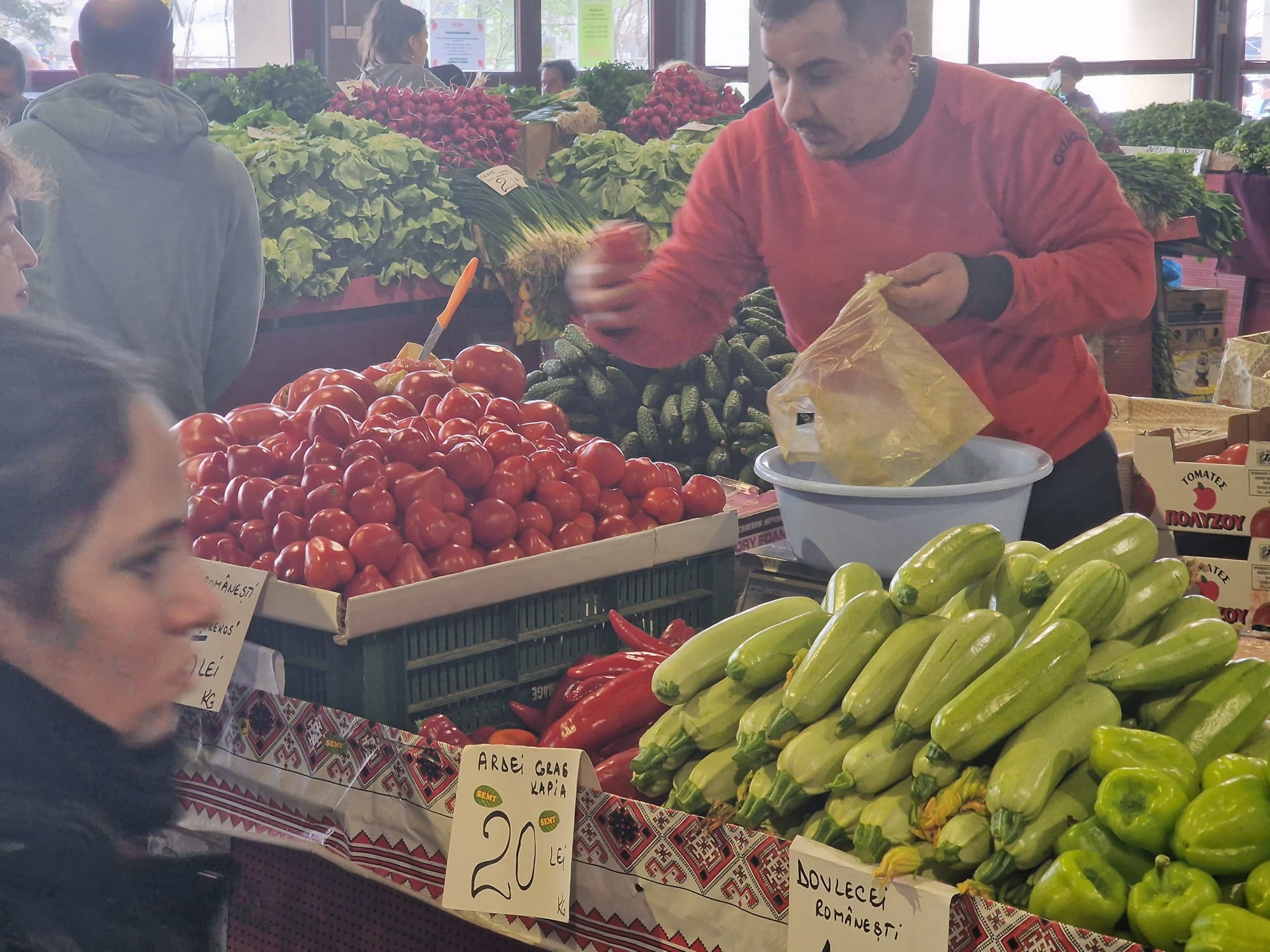 FOTO. Cât costă roșia românească în Piața Obor: bate prețul kilogramului de miel, dar există și o alternativă