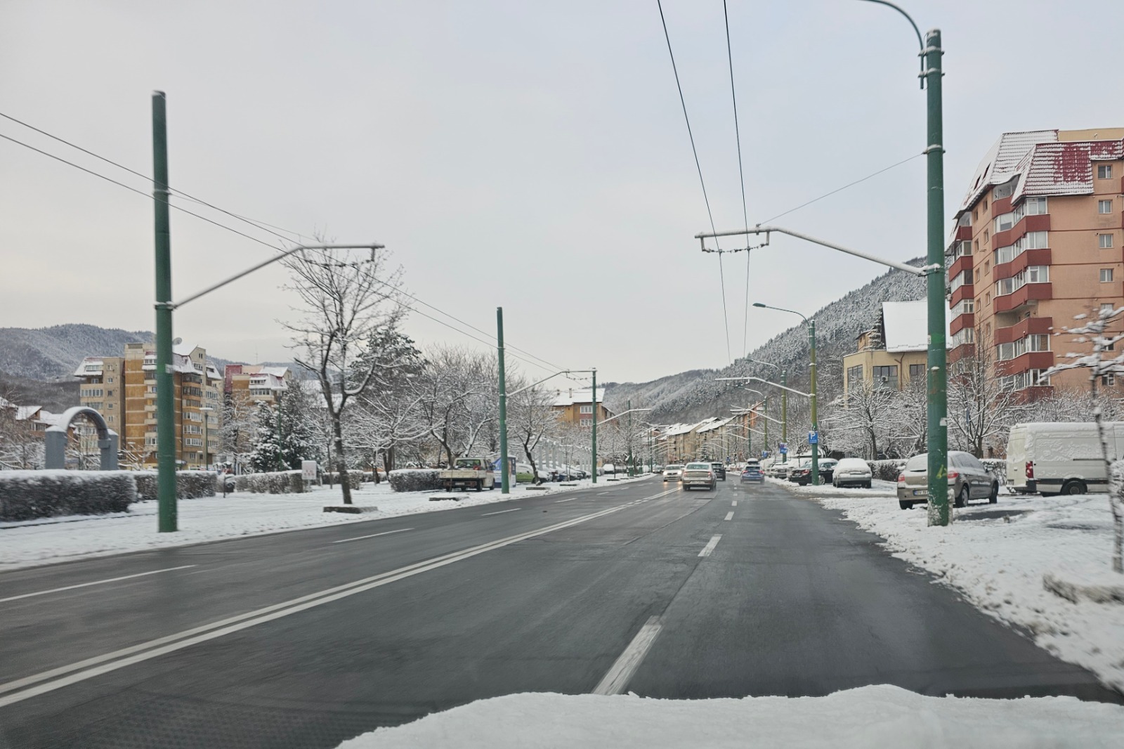 Iarna s-a întors la Brașov. Cum arată străzile după intervenția a zeci de utilaje de deszăpezire