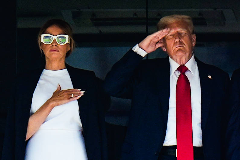 Melania Trump a atras din nou toate privirile. Cum a apărut în tribune la finala Campionatului Mondial al Cluburilor 2025