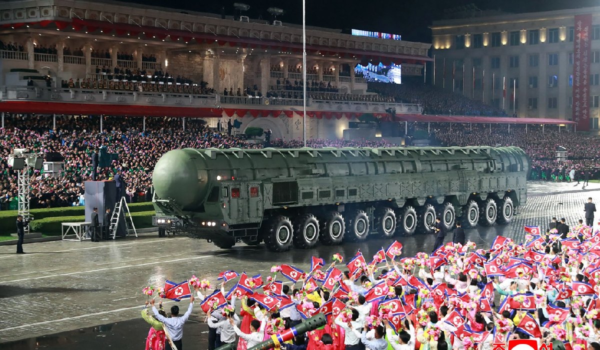 Kim Jong-un prezintă o nouă armă hipersonică și un ICBM modernizat la parada de la Phenian