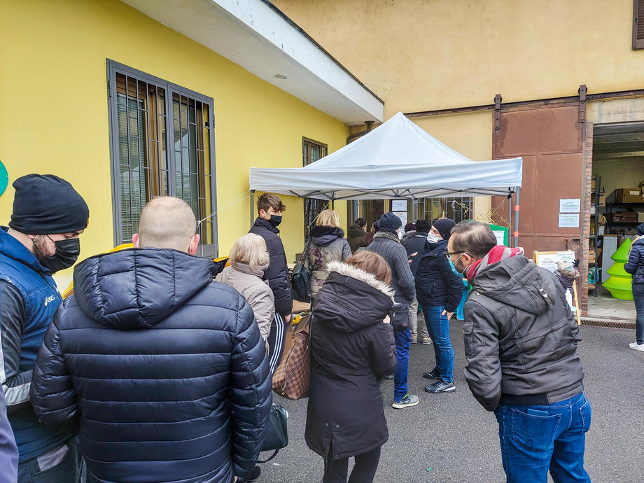 De ajunul Crăciunului, italienii au stat la cozi uriașe pentru a se testa anti-COVID, după ce restricțiile au fost înăsprite