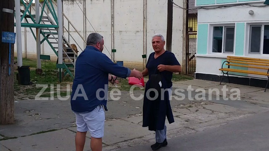 Giovani Becali nu s-a schimbat deloc în pușcărie. Imagini inedite cu fostul impresar, eliberat miercuri. Party cu mici și bere