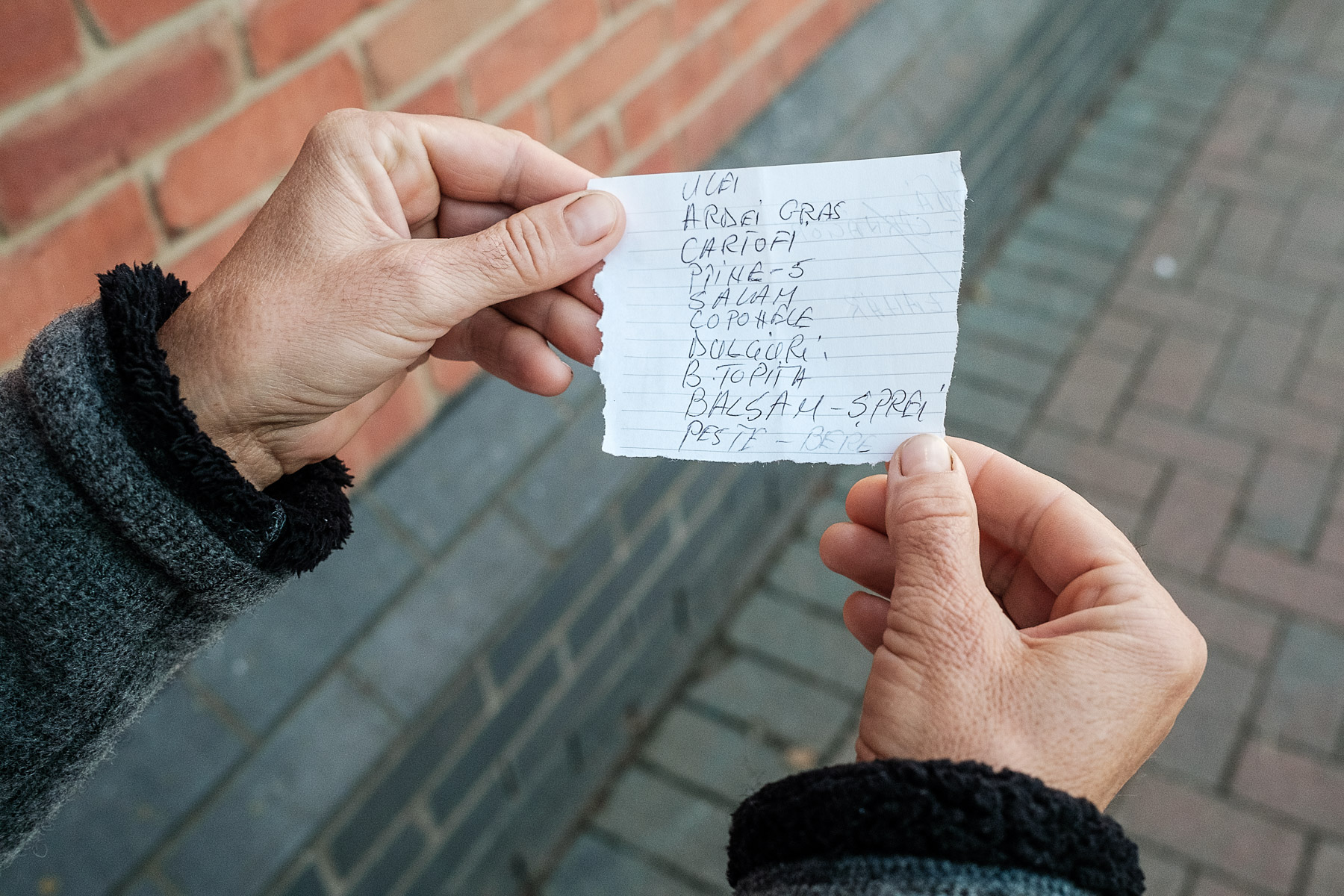 Secvențe pe care nu le-ați văzut niciodată. Cum arată viața muncitorilor români care culeg recoltele de pe câmpurile din Anglia