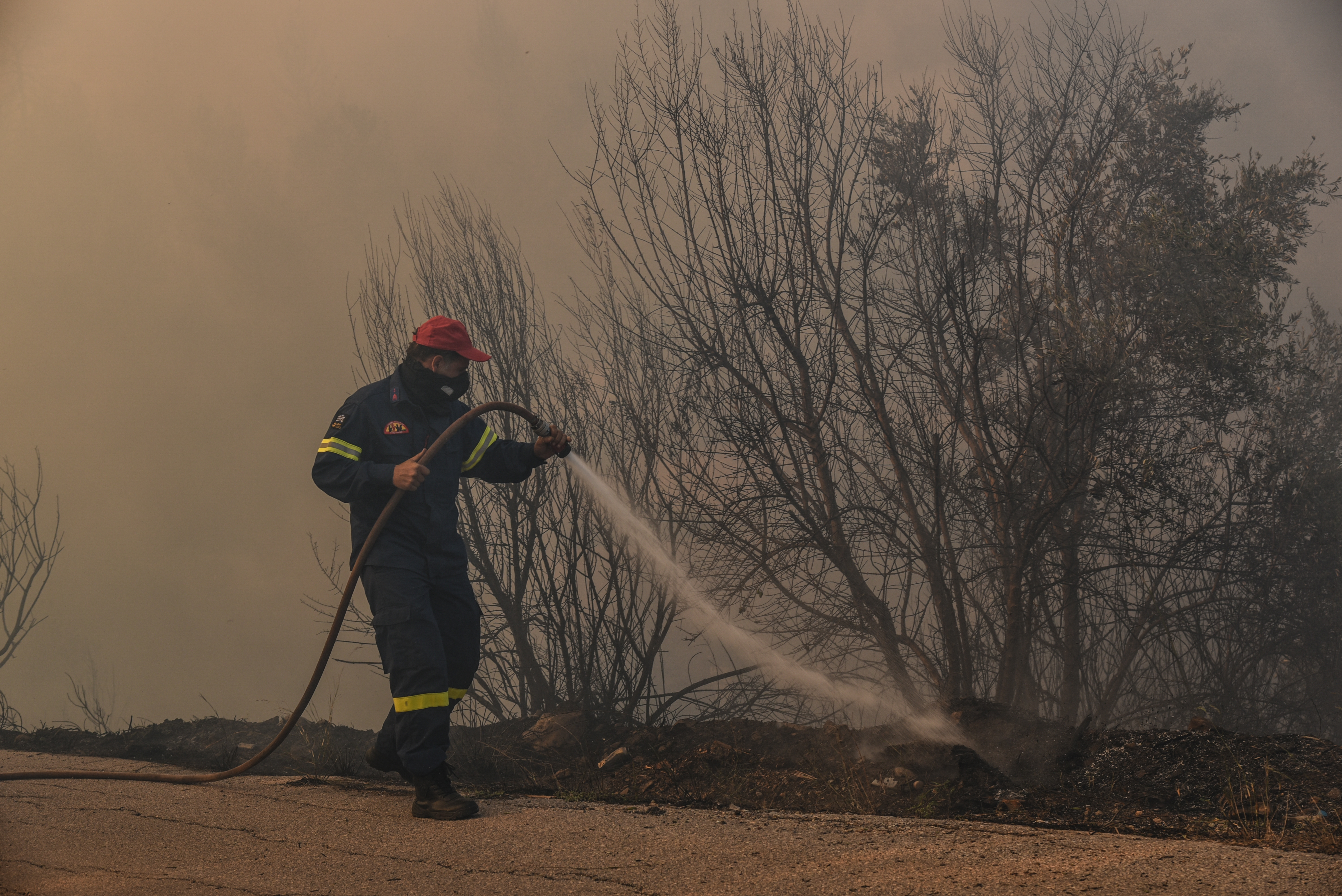 Evacuări în insula Evia din Grecia, din cauza incendiilor de pădure. 250 de pompieri şi 62 de autospeciale, în lupta cu flăcările