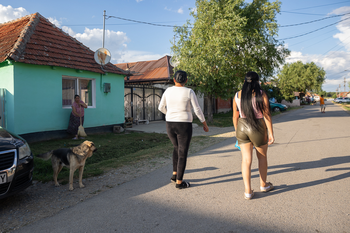 Mărturiile angajatelor plătite cu 2.700 de lei pe lună de Viorel Pașca: „A ajutat pe toată lumea! Şi pe noi, că am mai avut unde lucra!”
