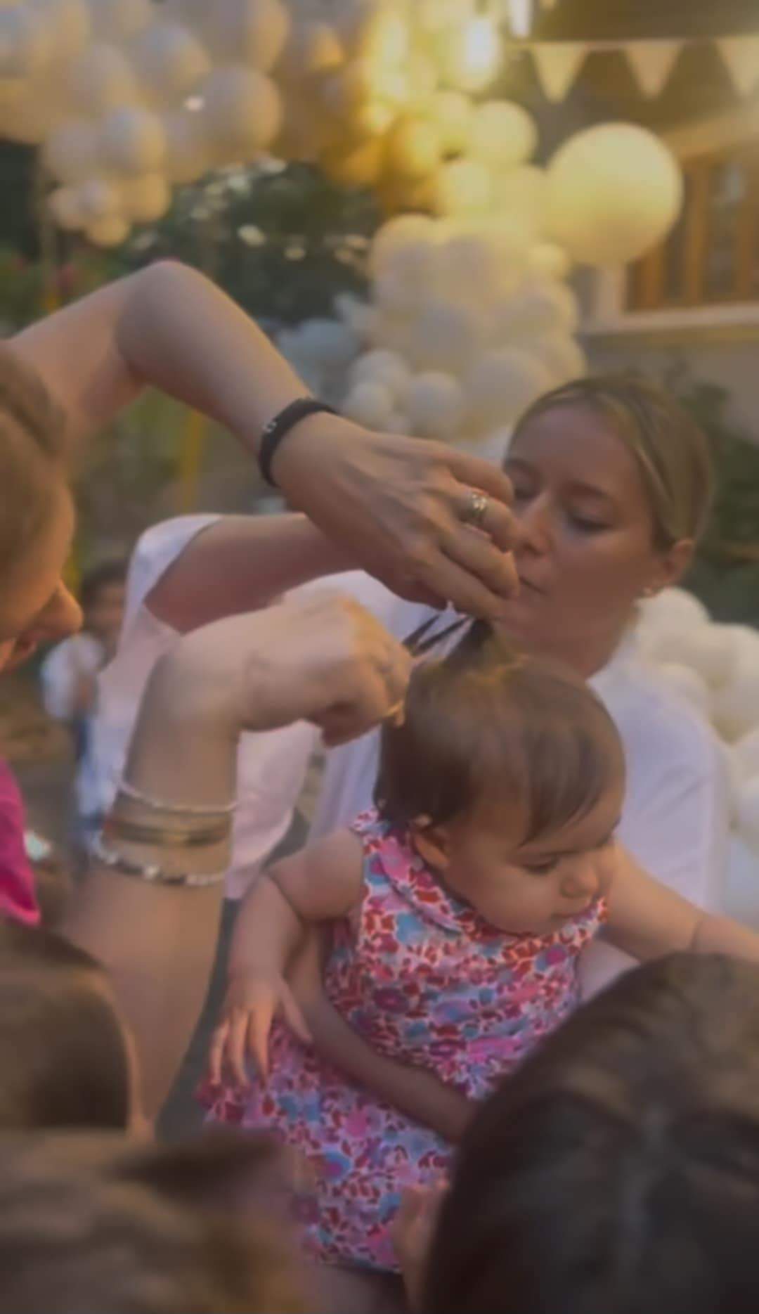 Laura Cosoi a sărbătorit tăierea moțului fetiței sale, Aida. Imagini de la eveniment. „`Ziua surorilor’ e plină de sens”