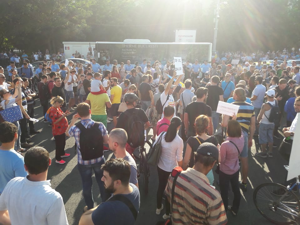 UPDATE. Protest în Piața Victoriei față de adoptarea CPP. Oameni amendați și îmbrânceli cu jandarmii (Foto&Video)