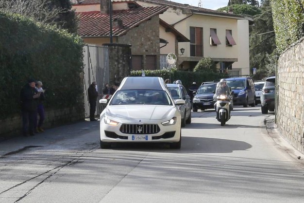Momente emoționante la înmormântarea lui Davide Astori. 10.000 de oameni, la funeralii. Soției Francesca i s-a făcut rău! Tătărușanu și Ianis Hagi, în Piața Santa Croce | FOTO&VIDEO