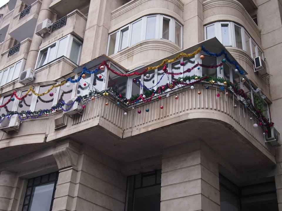 VIDEO/Cel mai frumos balcon din București, decorat de iarnă. În 2018, proprietarul promite mai multe flori