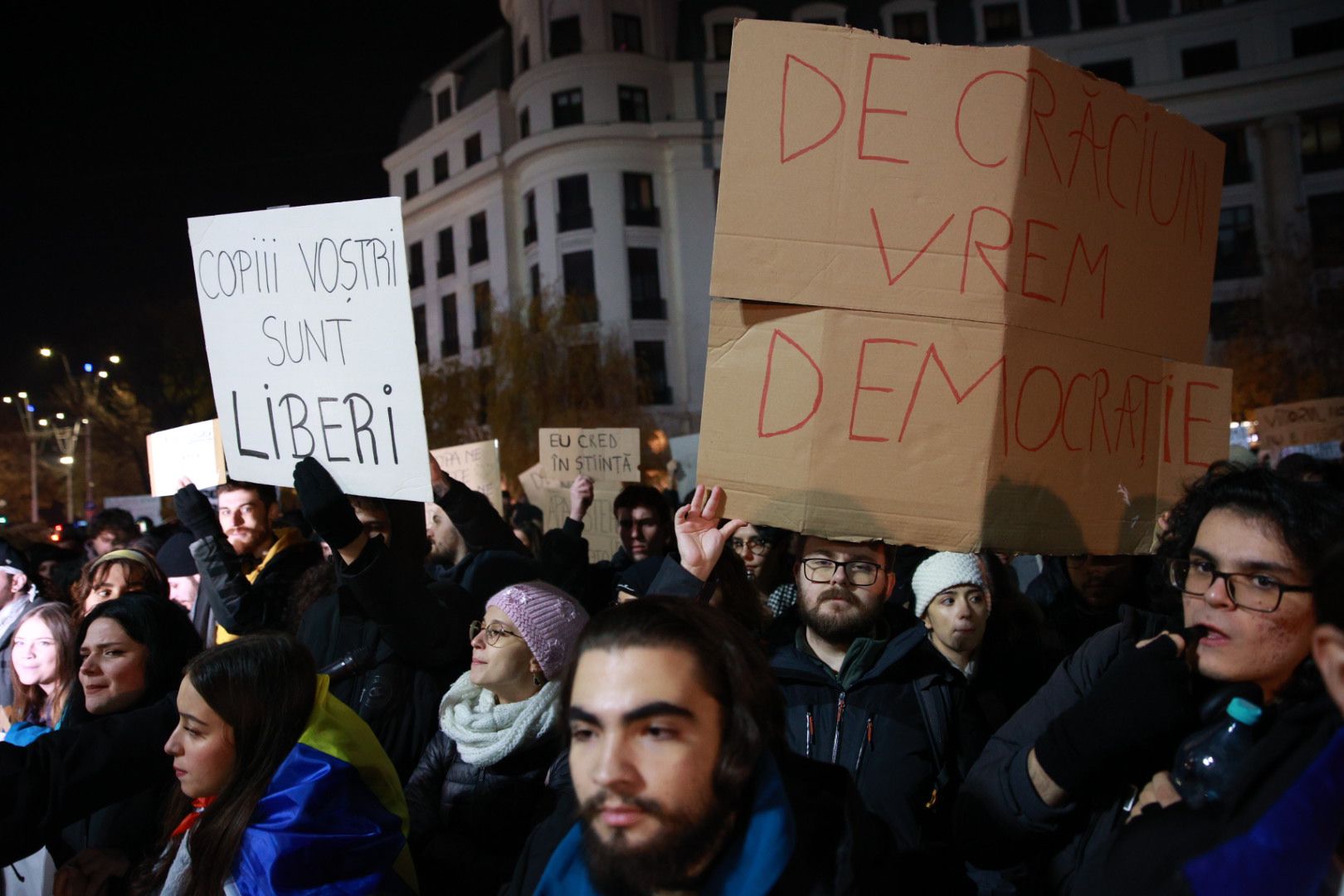 Protest la București, împotriva lui Călin Georgescu. „Vrem răspunsuri clare, nu dezinformare”